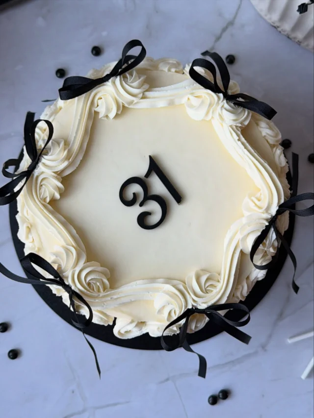 Každoroční výzva v podobě narozeninového dortu pro mou dceru @reknianostylu ♥️ která má vždy jasnou představu, jaký dort chce. Letos mě to zvlášť potěšilo, protože tento typ dortu jsem si chtěla už dlouho vyzkoušet 🖤 uvnitř se skrývá oblibený harlekýn, obmaz a zdobení švýcarský máslový krém 🤍 a nechyběla ani oblíbená dortová lízátka 🍭

Dort má průmět 16 cm, černá podložka, černé lentilky, číslo i černá poleva z @lkstorecz, použila jsem řezanou špičku uzavřená i otevřená hvězda pr. 5 mm. Recepty najdete na blogu i tady ve starších příspěvcích ♥️

#birthdaycake #vintagecakes #narozeninovydort #blackandwhitecake #vikendovepeceni