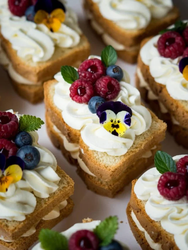 ŠODÓ chlebíček 🌺

První technická výzva PCZ v podobě tradičního českého zákusku, který kombinuje prvky cukrařiny s vizuální formou klasického obloženého chlebíčku. Tvoří ho plátky piškotového korpusu, žloutkový krém, šlehačka a ovoce 🍓🫐

Soutěžící se s touto výzvou poprali skvěle, přestože ho většina z nich ani neznala. Recept najdete na webu ČT. 

A víte, že existuje i jeho kakaová verze? Tu najdete i s receptem na mém blogu #vikendovepeceni pod názvem Harlekýn chlebíček 🤎

Tak schválně, kdo se do něj pusti? 😉

#sodochlebicek #retrozakusek #blogvikendovepeceni #ceskyzakusek