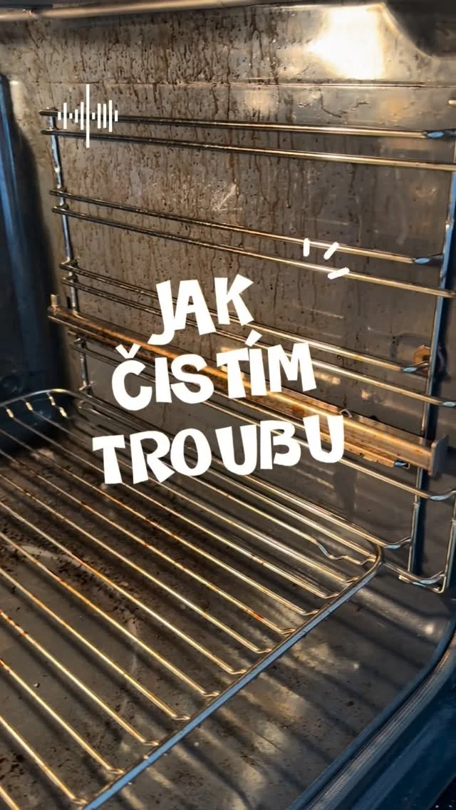 PYROLÝZA je velmi účinný čisticí program, bez kterého už si svou troubu neumím představit. Po spuštění programu se trouba zahřeje na velmi vysokou teplotu (až 500 °C) a všechny nečistoty, mastnotu a zbytky jídla spálí na jemný popel. Ten pak jednoduše po zchladnutí trouby setřete vlhkým hadrem.

Samotná pyrolýza trvá 1-3 hodiny v závislosti na zvoleném programu. Trouby @electrolux.cz s pyrolytickým čištěním vás dokonce upozorní, kdy je potřeba pyrolýzu spustit, aby trouba podávala ten správný výkon 😊

Pyrolýza samozřejmě není součást každé trouby, ale pro mě to bylo jedno z hlavních kritérií při výběru trouby. Můj aktuální model je Electrolux EOD6P77X s parní funkcí SteamBake. Alternativou k pyrolýze je katalýza (speciální panely pohlcující mastnotu) a parní (hydrolytické) čištění, se kterým se setkáte u parních trub. 

Co dalšího byste měli při výběru trouby zohlednit najdete v článku Jak si vybrat troubu na mém blogu #vikendovepeceni 😎

#vikendovepeceni #pecemevtomspolu #spoluprace #tipynapeceni