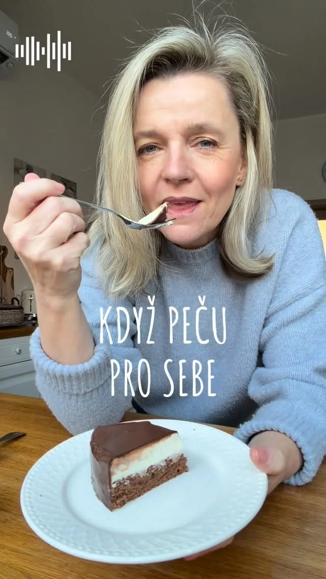 MÍŠA dortík 🐻🐻‍❄️

Na mém blogu #vikendovepeceni najdete asi dalších deset variant mých oblíbených míša řezů. Všechny jsou si přirozeně podobné, přesto každá trochu jiná. Tuhle teď dělám nejčastěji, protože je rychlá a ideální pro malý počet strávníků 🐻🐻‍❄️

R E C E P T  na průměr 18 cm

1️⃣ Kakaový korpus: 2 vejce „M“ (100 g), 60 g cukru krupice, 45 g hladké mouky, 12 g přírodního kakaa, 8 g oleje 

Vejce a cukr společně zahřejte ve vodní lázni na teplotu 50 °C, následně vyšlehejte do velmi husté pěny. Stěrkou vmíchejte prosátou mouku s kakaem a olej. Těsto nalijte do formy/ráfku o průměru 18 cm vyložené pečicím papírem a pečte v troubě vyhřáté na 180 °C (horní/dolní) asi 13-15 minut. Špejlí si ověřte, že je korpus propečený. Nechte vychladnout, pak opatrně vyřízněte z formy a seřízněte vrchní krustu korpusu (krém lépe přilne).

2️⃣ Tvarohový krém: 250 g tučného tvarohu v kostce, 2-3 lžíce moučkového cukru, asi 150 g smetany ke šlehání 33%, vanilka

Tvaroh a cukr dejte do misky a za postupného přilévání smetany vyšlehejte do hladkého krému. Můžete ochutit vanilkou. Krém rozetřete na kakaový korpus a dejte krátce zachladit.

3️⃣ Čokoládová poleva: 50 g hořké čokolády 55-60%, 50 g smetany 33%

Čokoládu zalijte horkou smetanou, nechte 1-2 minuty odstát, pak vymíchejte do rozpuštění. Za občasného míchání nechte zchladnout, nalijte na tvarohový krém (klidně jen navrch) a dejte do lednice rozležet. 

#blogvikendovepeceni #receptnablogu #pecemevtomspolu #misarezy