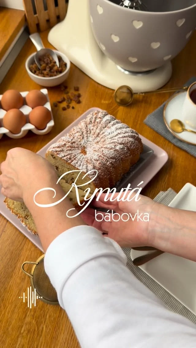 KYNUTÁ BÁBOVKA je měkká, vláčná a nadýchaná. Nevěříte, tak ji zkuste 😊

RECEPT pro formu o objemu 1,4 litru

Kynuté těsto: 
• 250 g hladké mouky
• 100 g másla
• 70 g cukru krupice
• 65 ml mléka
• 20 g čerstvého droždí
• 1 vejce
• 2 žloutky
• 2 g soli
• špetka mleté vanilky, zázvoru a nového koření
• kůra z jednoho bio citronu
• lžíce rumu
• 70 g rozinek namočených v rumu

1️⃣ Do vlažného mléka odeberte lžičku cukru, přidejte droždí a nechte vzejít kvásek.
2️⃣ Změklé máslo a zbytek cukru společně utřete, přidejte po jednom žloutky, a nakonec celé vejce. Vše vyšlehejte do krémové konzistence. Zpočátku jsem použila plochou metlu, po přidání vejce jsem zaměnila v robotu za šlehací.
3️⃣ Do mísy prosejte mouku, přidejte sůl, koření a citronovou kůru. Přidejte kvásek, máslo vyšlehané s cukrem a vejci a rum. Krátce promíchejte (v robotu jsem použila opět míchací plochou metlu), přidejte rozinky a hákem dopracujte kynuté těsto. Je měkké, řidší než na koláče, může trochu lepit.
4️⃣ Formu vymažte a vysypte, jak máte ve zvyku, nebo použijte jako já odlučovací olej. Těsto přendejte do formy a uhlaďte do roviny, mělo by být maximálně do poloviny výšky formy. Zakryjte fólií a nechte kynout, dokud nezdvojnásobí svůj objem. Čím teplejší místo, tím bude kynout rychleji.
5️⃣ Nakynutou bábovku pečte v troubě vyhřáté na 190 stupňů (horní/dolní ohřev) asi 25 minut. Špejlí si ověřte, že je uvnitř propečená. Berte v úvahu, že uvedená teplota a délka pečení je orientační. Záleží na tvaru a materiálu formy, kterou použijete, protože každá vede jinak teplo.
6️⃣ Po upečení nechte bábovku krátce zchladnout, pak opatrně vyklopte. Po úplném vychladnutí ji můžete pocukrovat a doporučuji hned nakrojit, protože nejlepší je v den upečení. 

V hlavní roli opět můj KitchenAid od @magnumhomecz, který v tomto receptu využil všechny tři metly 😎

Recept najdete i na mém blogu #vikendovepeceni, kde si ho můžete vytisknout nebo péct bez tmavnutí obrazovky. 

#blogvikendovepeceni #receptnablogu #spoluprace #pecemevtomspolu