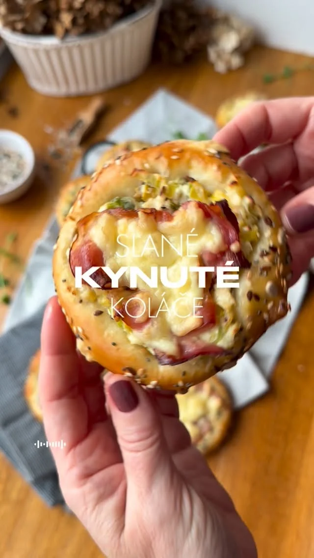 SLANÉ KYNUTÉ KOLÁČE plněné krémovým sýrem 🧀 pórkem orestovaným na másle a anglickou slaninou 🥓 Už během pečení se vám budou sbíhat sliny 💦 a těch pár minut, než vychladnou, bude nekonečných ⏰

R E C E P T  na 12 ks

1️⃣ Kynuté těsto: 250 g hladké mouky, 1 sáček sušeného droždí @droetker_cz, 100 g strouhaných vařených brambor, lžička cukru, 6-7 g soli, 80-90 ml mléka, 50 g rostlinného oleje, 1 vejce 

Do mísy prosejte mouku se solí, přidejte droždí, brambory a promíchejte. Vejce rozšlehejte a asi třetinu si odložte stranou na potření koláčů. Ke zbytku vajíčka přidejte vlažné mléko, lžičku cukru, olej a promíchejte. Vlijte do mísy s moukou a vypracujte hladké a nelepivé těsto. Zakryjte a nechte na teplém místě kynout, dokud nezdvojnásobí svůj objem. Mezitím si připravte náplň.

2️⃣ Náplň: 200 g krémového sýra (cream cheese), 1 pórek, 150 g anglické slaniny, 100 g strouhaného sýra, semínka, sůl, pepř, kousek másla

Pórek očistěte, nakrájejte na kolečka a krátce orestujte na másle. Ochuťte solí a pepřem. Krémový sýr našlehejte a vmíchejte vychladlý pórek. Podle potřeby dochuťte. 

3️⃣ Dokončení:
Vykynuté těsto rozdělte na 12 kousků, každý vyválejte do kuličky a nechte znovu zakryté nakynout. Pak každý kousek vytvarujte do koláče, okraje pomažte odloženým vajíčkem s kapkou mléka a posypte semínky. Koláče naplňte krémovou náplní, obložte slaninou nebo šunkou a posypte sýrem. 
Pečte v troubě vyhřáté na 200 stupňů (horní/dolní ohřev) asi 16-18 minut. Na poslední dvě minuty můžete přidat horkovzuduch. Nechte krátce vychladnout a ihned podávejte. 

‼️ Recept najdete i na mém blogu #vikendovepeceni, kde si ho můžete vytisknout 🖨️

#blogvikendovepeceni #receptnablogu #kynutekolace #slanekynutekolace