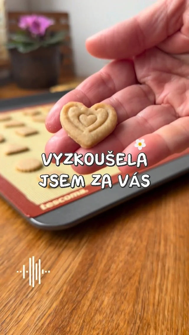 VYZKOUŠELA JSEM ZA VÁS 🌸 pár věciček od Tescoma 🔴

1️⃣ PERFOROVANÁ PODLOŽKA SiliconPRIME je skvělá nejen na odpalované těsto, ale také na veškeré cukroví, sušenky, listová, kynutá nebo křehká těsta. Díky malým otvorům v podložce, se teplo při pečení rozmístí rovnoměrně a výrobky se tak lépe propečou. Velikost 40x30 cm pasuje do většiny standardních plechů i na rovný plech bez okrajů. Jen pozor, na podložce nekrájet 🙂

2️⃣ VYKRAJOVACÍ FORMA S RAZÍTKY je ideální na originálně tvarované mini cukroví či sušenky. Příprava je snadná a rychlá, jednoduše obtisknete, vykrojíte a přenesete více kousků najednou. Ideální pro pečení třeba s dětmi. 

3️⃣ FORMIČKY NA KREMROLE (trubičky) mají klasické kovové provedení ideální velikosti. Pro snadné použití mají formičky na konci přesah pro bezpečné uchopení, který umožní rychlé a pohodlné vysunutí upečených kremrolí z formičky. 

4️⃣ VYKRAJOVÁTKO NA ŠÁTEČKY je skvělé pro přípravu stejně velkých a dokonale tvarovaných šátečků nebo větrníčků z kynutého či listového těsta. Pomocí tvořítka vykrojíte pravidelné čtvercové porce těsta s naříznutými rožky.

‼️ A TO NEJLEPŠÍ na konec, exkluzivně pouze pro vás SLEVA 20% na celý nezlevněný sortiment @tescoma_official s kódem MISA26 Platí do 15. února 2026 při nákupu nad 699 Kč ‼️

Recepty na dobroty z videa najdete na mém blogu #vikendovepeceni 😉 kde je i spousta další inspirace na výrobky Tescoma 😊

#blogvikendovepeceni #tipynapeceni #spoluprace #receptnablogu