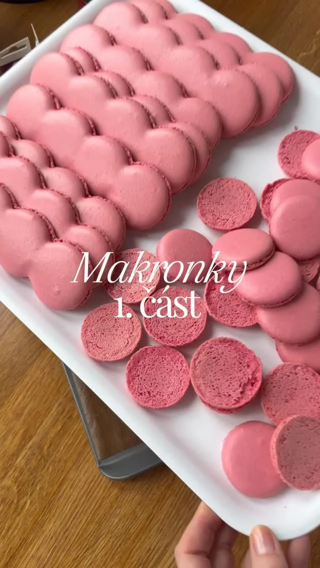 MAKRONKOVÝ eclair 1. ČÁST 🌸

RECEPT Makronkové těsto
150 g mandlové mouky @lkstorecz 
150 g moučkového cukru
2x 55 g bílků
150 g cukru krupice
50 ml vody
gelová barva

1️⃣ Mandlovou mouku promíchejte s prosátým moučkovým, přidejte polovinu tekutých bílků (55 g) a stěrkou utřete do hladké pasty. Obarvěte vybranou gelovou barvou. Já jsem použila mix červené a vínové od značky Progel.
2️⃣ Krupicový cukr zalijte vodou a svařte na cukrový rozvar o teplotě 118 stupňů. V průběhu vaření začněte šlehat druhou polovinu bílků (55 g) do sněhu. Jakmile rozvar dosáhne požadované teploty, pomalu ho začněte lít za stálého šlehání do sněhu. Pozor, ať se vám nedostane do metly. Pokračujte ve šlehání do částečného zchladnutí a zpevnění sněhu. Pevné špičky nejsou žádoucí 😉
3️⃣ Sníh ve dvou částech stěrkou vmíchejte do mandlové pasty a míchejte tak dlouho, dokud vám těsto pomalu neztéká ze stěrky. Pozor, nepřemíchat ‼️
4️⃣ Sáčkem s hladkou špičkou o průměru 9 mm nastříkejte na plechy vyložené teflonovou podložkou (nebo papírem na pečení) makronky o průměru 4 cm, vždy čtyři vedle sebe, tak aby tvořili jeden celek. Makronky vybouchejte a nechte před pečením zaschnout, aby při dotyku těsto nelepilo. 
5️⃣ Pečte po jednom plechu v troubě vyhřáté na 140-150 stupňů (horkovzuduch) asi 15-16 minut. Opatrně zkuste odlepením jedné makronky zkontrolovat, zda jsou upečené. Nechte zcela vychladnout na plechu, pak opatrně sloupněte. Skladujte v uzavřené dóze v chladu a do 2-3 dnů naplňte.

🔴 Z dávky připravíte 70-80 malých makronek nebo 18-20 eclairs. 

Robot mám KitchenAid od @magnumhomecz, trouba @electrolux.cz, rovné plechy @tescoma_official, teflonová podložka, mandlová mouka, barvy sáčky a špičky z @lkstorecz 😉

Všechny podrobnosti najdeš ve starších příspěvcích a na mém blogu #vikendovepeceni 🌸

#blogvikendovepeceni #receptnablogu #makronky #tipynapeceni