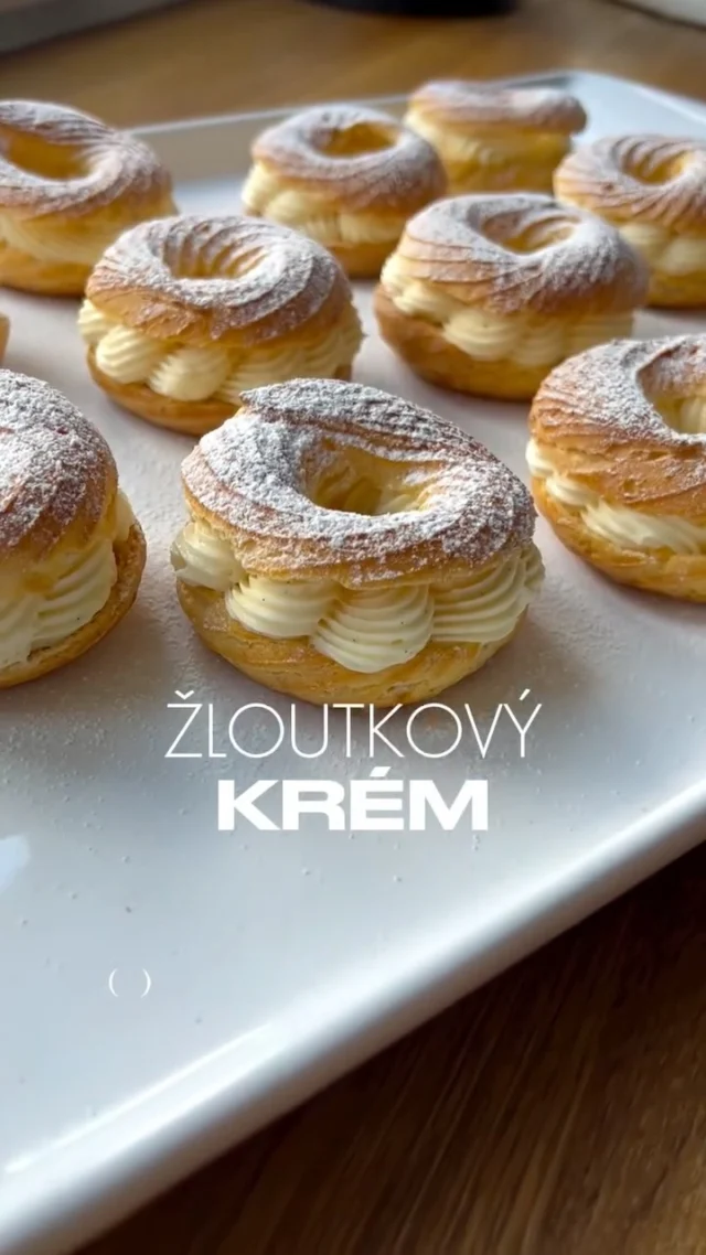 ŽLOUTKOVÝ krém ☀️ 

➡️ RECEPT: 
250 ml mléka
50 g cukru krupice
2 žloutky
35 g kukuřičného škrobu
30 g másla
vanilkový extrakt/pasta
citronová kůra

Žloutky prošlehejte s cukrem a vanilkou. Přilijte trochu studeného mléka, rozmíchejte škrob a přidejte citronovou kůru. Zbytek mléka s máslem zahřejte a postupně nalijte na žloutkovou směs. Promíchejte, vraťte zpět do rendlíku a za stálého míchání přiveďte do zhoustnutí. Následně krátce asi 1-2 minuty povařte, musí bublat ‼️

Přelijte do misky, zakryjte kontaktně fólií a nechte vychladnout. 

1️⃣ VARIANTA se šlehačkou 
Pokud budete přidávat šlehačku, chlaďte krém v lednici, klidně i přes noc. Řádně vychlazený krém vyšlehejte a stěrkou do něj opatrně vmíchejte ušlehanou smetanu (80-100 g smetany ke šlehání 35-40%). Ihned použijte. Skvělé do odpalovaného těsta, k ovoci, do šodó chlebíčku nebo na tartaletky 🧁

2️⃣ VARIANTA s máslem
U této varianty vynechejte máslo v základu a krém nechte chladnout při pokojové teplotě (asi na 25 stupňů). Následně dobře prošlehejte, přidejte lehce změklé máslo (150-250 g podle toho jak pevný krém chcete) a vyšlehejte do hladkého krému. Ihned použijte. Ideální do dortu, rolády, listového či lineckého těsta, ale i do klasických věnečků s polevou 🍩

PS - recept na věnečky i dort najdeš na blogu #vikendovepeceni, 😊 Tartaletky jsou v e-knize Sladký bar 🌸

#blogvikendovepeceni #receptnablogu #zloutkovykrem #tipynapeceni