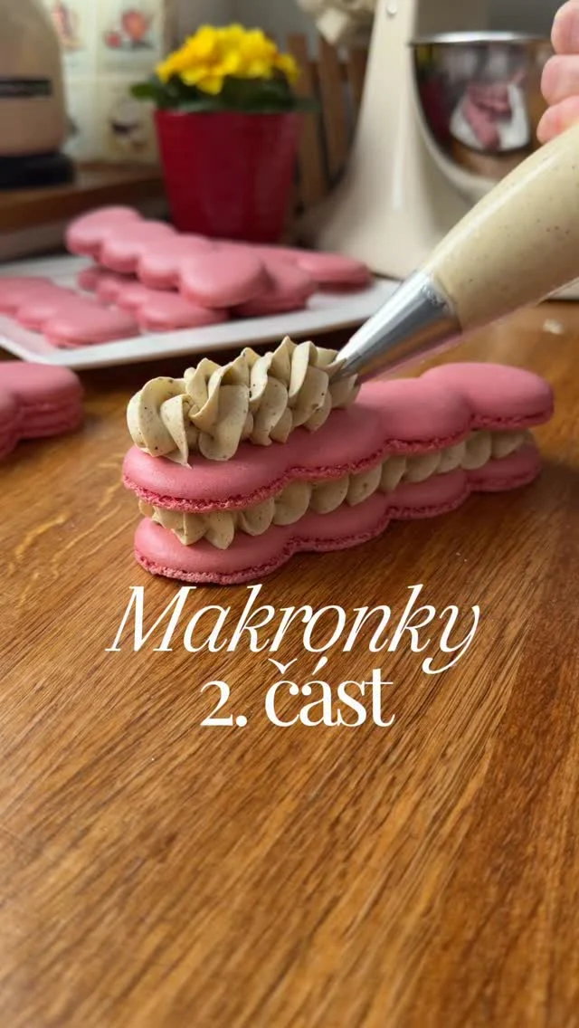 MAKRONKOVÝ éclair 2. část 🌺 Pistáciová šlehaná ganache je vhodná nejen do maxi makronek, ale i do dortu, rolády nebo na zákusky. Nepoužívá se ale k plnění klasických malých makronek 🌸

▶️ RECEPT
500 g smetany ke šlehání 33%
170 g bílé čokolády 32% Callebaut Velvet
30 g glukózového sirupu
3 g plátkové želatiny Dr. Oetker
85 g pistáciové pasty 100% @dianacompanycz 

1️⃣ Želatinu namočte do studené vody a nechte 5-10 minut nabobtnat.

2️⃣ Polovinu smetany a glukózu zahřejte téměř k bodu varu, přidejte nabobtnalou želatinu a promíchejte do rozpuštění. Nalijte na čokoládu, nechte 1-2 minuty odstát a promíchejte. Přidejte pistáciovou pastu a emulzujte tyčovým mixérem. Přilijte zbylou část studené smetany a znovu promixujte. Přikryjte kontaktně fólií a nechte v lednici alespoň 8 hodin odležet, ideálně přes noc.

3️⃣ Vychlazenou ganache pozvolna vyšlehejte a pomocí sáčku s řezanou špičkou (použila jsem Wilton 1M) makronky naplňte. Dozdobte malinovým želé (#receptnablogu), čerstvými malinami a sekanými pistáciemi.

4️⃣ Makronky nechte krátce odležet v lednici a podávejte. Zákusek je určen k rychlé spotřebě podobně jako třeba Pavlova nebo rakvičky. 

TIP - Díky přidané želatině a glukózovému sirupu je krém stabilní, drží dobře tvar a v lednici neokorá. Nicméně jde to udělat i bez nich.

Suroviny i pomůcky z @lkstorecz. 

‼️ Kompletní recept na makronkový éclair najdeš u mě na blogu #vikendovepeceni kde si ho můžeš vytisknout 🖨️

#blogvikendovepeceni #pecemevtomspolu #makronky