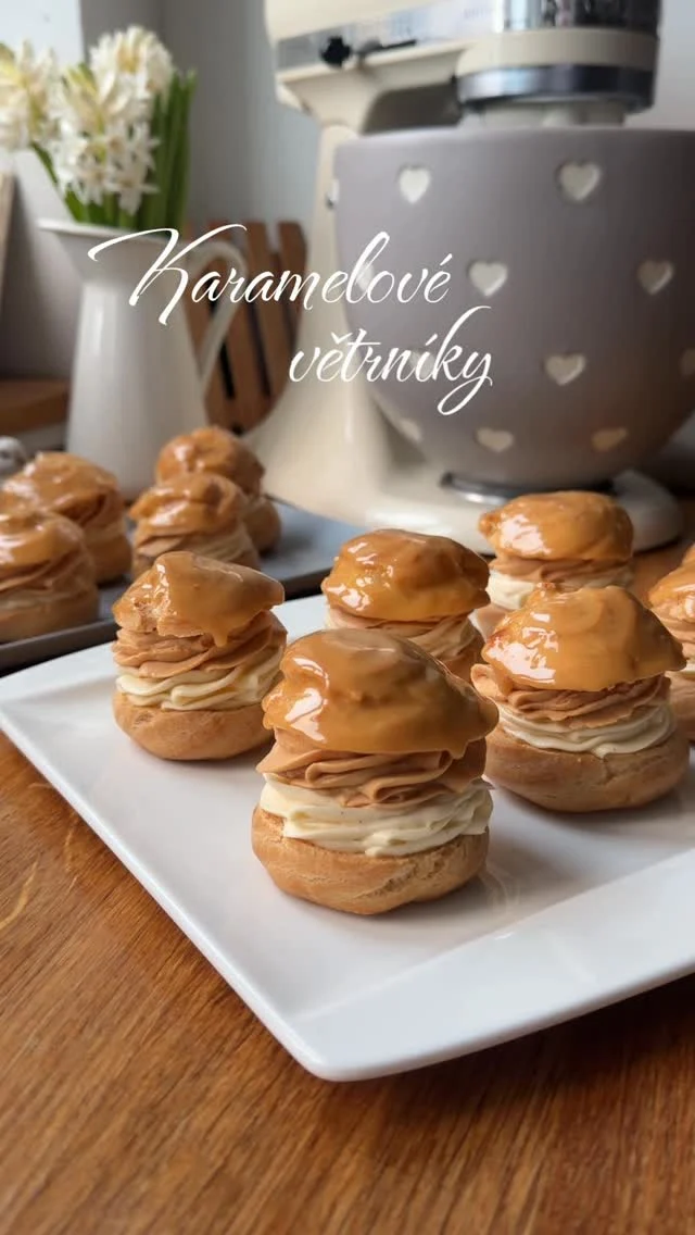 KARAMELOVÉ VĚTRNÍKY 🌀

1️⃣ Karamelová šlehačka: 90 g cukru krupice, 100 g smetany 33%, 200 g smetany 40%
Cukr utavte na karamel a zalijte 100 g horké smetany. Stáhněte ze sporáku a promíchejte. Přilijte 200 g studené smetany, promixujte tyčovým mixérem. Zakryjte kontaktně fólií a dejte přes noc vychladit

2️⃣ Žloutková šlehačka: 250 ml mléka, 50 g cukru krupice, 2 žloutky, 35 g kukuř. škrobu, 30 g másla, vanilka, 200 g smetany 40%
Žloutky, cukr, vanilku, trochu studeného mléka a škrob dobře promíchejte. Zbytek mléka s máslem zahřejte, nalijte na směs, promíchejte, vraťte zpět do rendlíku, přiveďte do zhoustnutí a krátce povařte (musí bublat). V misce zakryjte kontaktně fólií a dejte do lednice vychladit.

3️⃣ Odpalované těsto: 60 g mléka, 65 g vody, 50 g másla, 90 g hladké mouky, 130-140 g vajec, špetka soli a cukru
Vodu, mléko, sůl, cukr a máslo dejte do rendlíku a pozvolna přiveďte k varu. Přisypte prosátou mouku, promíchejte a odpalujte, dokud se těsto neodlepuje od rendlíku. Míchejte do mírného zchladnutí, pak přidejte postupně vejce. 
Větrníky stříkejte do tvaru spirály od kraje do středu. Pečte v troubě vyhřáté na 180-190 stupňů (H/D) asi 25-35 minut až jsou na dotek pevné. 

4️⃣ Naplnění větrníků: Vychlazený žloutkový krém vyšlehejte do hladka a stěrkou do něj vmíchejte ušlehanou smetanu. 
Karamelovou šlehačku pozvolna vyšlehejte. Vychladlé větrníky vodorovně prokrojte a pomocí sáčků s řezanou špičkou (Wilton 1M) naplňte. 

5️⃣ Karamelová poleva: 30 g cukru krupice, 30 g smetany 33%, 120-130 g fondánové cukrové polevy, 
Cukr utavte na karamel, zalijte horkou smetanu a promíchejte. Nechte mírně ztuhnout, aby se vytvořila pasta. Fondán a asi lžíci vody nechte pozvolna povolit (vodní lázeň/mikrovlnka). Přidejte lehce zchladlý karamel a dobře promíchejte. V polevě máčejte vršky větrníků, nechte okapat na pečicím papíru, teprve pak položte na větrník.

Přípravu mi jako vždy usnadnil #Kitchenaid od @magnumhomecz ♥️ je to super, když máte víc jak jednu mísu i metlu 😊 

‼️ PODROBNÝ RECEPT najdete u mě na blogu #vikendovepeceni, kde si ho můžete vytisknout 🖨️

#receptnablogu #blogvikendovepeceni #spoluprace
