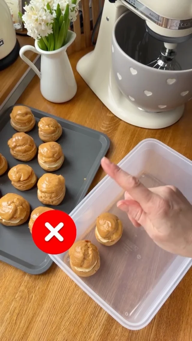 ZNÁTE tenhle trik s obrácenou krabici? Je to praktické nejen na ukládání dovnitř, ale hlavně i ven. Dózy jsou často kónické, takže takto se tam vejde i více kousků 😎

PS - větrníky uzavírám do krabice jen na převoz, v lednici ne, aby nevlhly. 

#vikendovepeceni #blogvikendovepeceni #tipynapeceni #pecemevtomspolu #misalandova