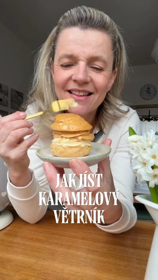 A jak jíte KARAMELOVÝ VĚTRNÍK vy? 😎

Podrobný recept na větrníky najdete na mém blogu #vikendovepeceni 😎 kde si ho můžete vytisknout nebo tady na profilu pár příspěvků zpátky i s video postupem.

#blogvikendovepeceni #receptnablogu #pecemevtomspolu #karamelovyvetrnik