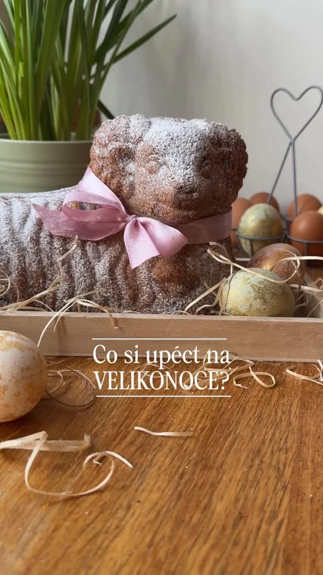 INSPIRACE na velikonoční pečení 🍀

🐑 beránek s pistáciemi a meruňkami
🐣 nepečené cukroví z formiček
🌸 kynutý makový věnec
🥐 kremrole sladké i slané 

Recepty najdete už teď na mém blogu #vikendovepeceni, jen makový věnec přidám v průběhu týdne, a budu je sdílet i tady na IG. 

Do formiček jsem udělala dortová lízátka 🍭 ale můžete si udělat i jarní vosí hnízda nebo kokosová vajíčka s čokoládou, která najedete také na blogu. Do kremrolí jsem dala šlehanou pistáciovou ganache a část jsem naplnila bylinkovým krémem na slano 😊

Forma na 🐏, formičky na nepečené cukroví, forma na chleba i trubičky na kremrole od @tescoma_official 😊

#blogvikendovepeceni #velikonocnipeceni #receptnablogu #pecemenavelikonoce