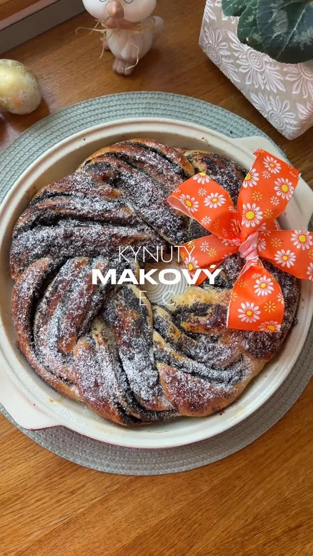 RECEPT na Kynutý makový věnec 🌀

1️⃣ Kynuté těsto:
300 g hladké mouky
120 g mléka
40 g cukru krupice
15 g čerstvého droždí
60 g rostlinného oleje
1 vejce
1 žloutek
3 g soli
citronová kůra
Do vlažného mléka dejte cukr, přidejte droždí a nechte vzejít kvásek. Mouku se solí prosejte do mísy. Vajíčko rozšlehejte a asi třetinu si odeberte stranou na potření hotového věnce (větší část přijde do těsta).
Do vzešlého kvásku přidejte žloutek, větší část vajíčka, citronovou kůru a olej, dobře promíchejte a celou směs vlijte do mísy s moukou. Vypracujte hladké a nelepivé těsto, které zakryjte a nechte na teplém místě kynout dokud nezdvojnásobí svůj objem.

2️⃣ Maková náplň: 
100 g mletého máku
180-200 g mléka
50 g cukru (více či méně dle chuti)
2-3 lžíce švestkových povidel
Mléko přiveďte k varu, přisypte mletý mák a za stálého míchání pozvolna povařte. Mák by měl absorbovat mléko a směs zhoustne. Ke konci přisypte cukr, dobře promíchejte. Nechte vychladnout, pak přidejte dle chuti povidla, případně i rum. Náplň by měla být krémová, aby se dala dobře roztírat na těsto.

3️⃣ Dokončení:
15-20 g másla
rum dle chuti
Vykynuté těsto rozválejte na obdélník zhruba 45×30 cm a potřete po celé ploše makovou náplní. Stočte do rolády, kterou ostrým nožem téměř po celé délce rozřízněte. Na jednom konci nechte pár centimetrů spojených.
Obě půlky položte vedle sebe řeznou stranou nahoru, propleťte mezi sebou a nakonec stočte do věnce. Přeneste na plech nebo do kulaté formy (já pekla ve formě na chleba od @tescoma_official), upravte a konce dobře přimáčkněte. Zakryjte a nechte ještě nakynout. Pak celý věnec dobře pomažte odloženým vajíčkem a pečte v troubě vyhřáté na 180 stupňů (horní/dolní) asi 30 minut.
Ihned po upečení potřete věnec rozehřátým máslem smíchaným s rumem. Po vychladnutí můžete pocukrovat.

‼️ Recept najdeš i na mém blogu #vikendovepeceni, kde si ho můžeš vytisknout nebo péct bez tmavnuti obrazovky 😎

#receptnablogu #blogvikendovepeceni #kynutyvenec kynutesmakem
