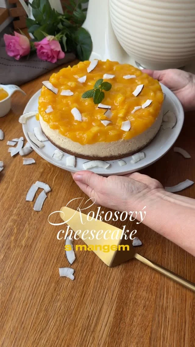 KOKOSOVÝ cheesecake s mangem 🥥🥭 jemný, krémový, s lehkým nádechem exotiky 🌴

1️⃣ Sušenkový základ: 
100 g máslových sušenek
20 g strouhaného kokosu
40 g rozpuštěného másla
1 žloutek
špetka soli

Sušenky a kokos rozmixujte, přidejte rozpuštěné zchladlé máslo, sůl a žloutek. Promíchejte nebo promixujte, přesypte do dortové formy o průměru 20 cm, jejíž dno jste vyložili papírem na pečení, a vmáčkněte do dna. Já jsem použila jen ráfek. Pečte v troubě vyhřáté na 180 stupňů (horkovzduch) asi 15 minut. Nechte vychladnout.

2️⃣ Sýrová náplň:
500 g cream cheese (čerstvý sýr)
100-120 g cukru krupice
3 vejce
100 g kokosového krému nebo mléka
80 ml smetany ke šlehání
1 lžička vanilkové pasty

Sýr a cukr společně promíchejte při nízkých otáčkách do hladka, v robotu použijte plochou metlu. Postupně přidejte vejce, jedno po druhém, kokosový krém, smetanu a vanilku. Směs nalijte na předpečenou krustu a pečte v troubě vyhřáté na 150 stupňů (horní/dolní ohřev) asi 50-60 minut, až náplň zpevní, ale střed zůstane ještě lehce třesavý. Pokud máte pocit, že koláč tmavne nebo se hodně nafukuje, můžete ke konci snížit teplotu na 120-130 stupňů.
Cheesecake nechte chvilku chladnout v pootevřené vypnuté troubě. Pak ho vyndejte a ostrým slabým nožem odřízněte koláč od formy. Tím zabráníte popraskání cheesecaku během chladnutí. Nechte ve formě vychladnout, pak zakryjte a dejte do lednice.

3️⃣ Mangový přeliv:
180-200 g manga (čerstvé, mražené)
60 g mangového pyré
30-40 g citronové nebo maracujové šťávy
20 g cukru
1 lžička kukuř. škrobu

Pyré, šťávu a cukr dejte do rendlíku a přiveďte k varu. Mango pokrájejte na malé kousky a přihoďte k pyré. Škrob rozmíchejte v malém množství vody a vlijte do směsi. Nechte 1-2 minuty povařit, pak dejte vychladit. 

Cheesecake opatrně vyjměte s formy a přeneste na tác či podnos. Nahoru nalijte vychlazený mangový přeliv, dozdobte snítky máty a plátky kokosu. Krájejte nožem nahřátým v horké vodě.

Recept vznikl ve #spoluprace s @magnumhomecz a najdete ho i na mém blogu #vikendovepeceni kde si ho můžete vytisknout 🖨️ ve videu můj milovány KitchenAid s máslovou mísou a malý food procesor 5KFC0516EAC ♥️

#receptnablogu #blogvikendovepeceni #kokosovycheesecake