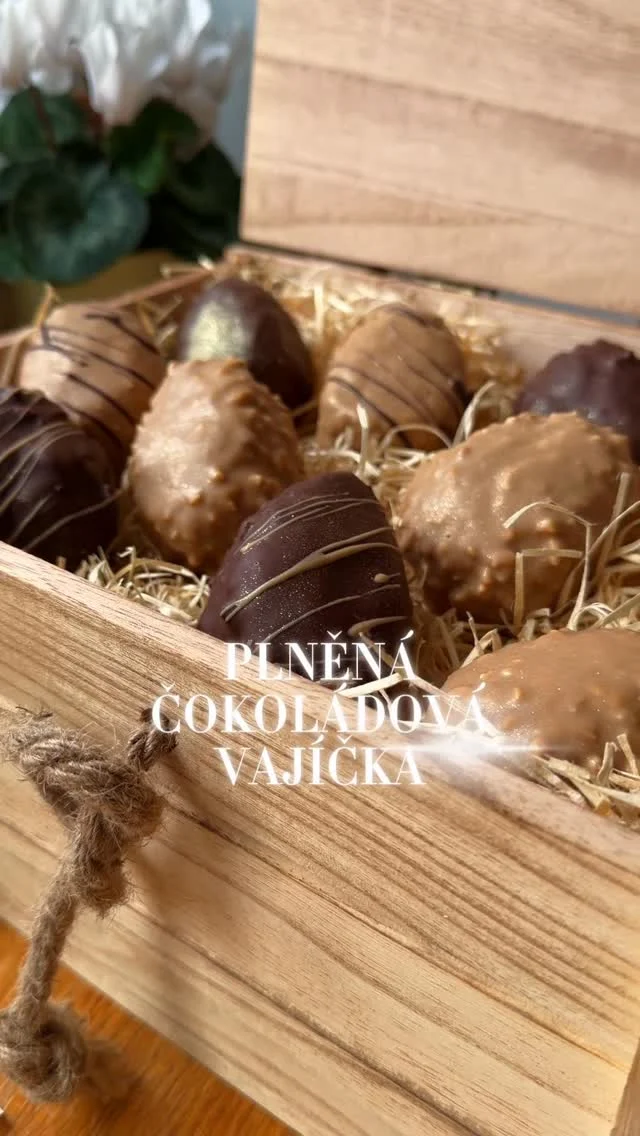 Velikonoce trochu jinak 🥚 zkuste letos plněná čokoládová vajíčka inspirovaná pražskou koulí. Uvnitř se skrývá měkký piškot, čokoládová ganache a kapka likéru Baileys. Spojení irské whiskey se smetnou dodá dezertu krásně krémovou chuť s lehkým likérovým tónem. Vše je zabaleno do křupavé vrstvy oříšků a čokolády. Tak kdopak si je vykouzlí na Velikonoce? 🐥

RECEPT na Plněná čokoládová vajíčka (12 ks)
1️⃣ Buflery: 2 vejce M, 30 g cukru krupice, 50 g hladké mouky, 15 g vody
Bílky a cukr vyšlehejte do pevného sněhu. Žloutky lehce prošlehejte s vodou, přidejte asi třetinu mouky a promíchejte. Ihned spojte s ušlehaným sněhem, následně vmíchejte zbytek prosáté mouky. Pomocí sáčku s hladkou špičkou nastříkejte na plech vyložený papírem na pečení buflery ve tvaru vajíček. Šablona je ke stažení na blogu. Pečte v troubě vyhřáté na 160 °C (horkovzduch) asi 15-18 minut.
2️⃣ Čokoládová ganache s Baileys: 60 g mléčné čokolády 33%, 60 g hořké čokolády 60%, 90 g smetany 33%, 30 g likéru Baileys, vol. 17%, 50 g másla
Čokoládu zalijte smetanou a společně zahřejte v mikrovlnné troubě. Vymíchejte, přilijte likér Baileys a promixujte tyčovým mixérem. Přidejte kousky másla pokojové teploty a znovu promixujte. Krém zakryjte kontaktně fólií a nechte v chladu odležet.
3️⃣ Buflery zvlhčete likérem Baileys. Odležený krém promíchejte stěrkou a pomocí sáčku s hladkou špičkou nastříkejte na polovinu buflerů, spojte s druhou polovinou a dejte ztuhnout. Zbytkem krému můžete ještě vajíčka obmáznout v místě spoje.
4️⃣ Cukrový rovar: 250 g cukru krupice, 90 g vody + sekané lískové oříšky, mandle, strouhaný kokos
Cukr a vodu svařte na teplotu 113 stupňů. Odstavte, v rozvaru máčejte postupně ztuhlá vajíčka a ihned obalte v opražených oříšcích nebo kokosu. Dejte ztuhnout do lednice.
5️⃣ Čoko poleva: asi 300 g čokolády, 60-70 g oleje
Čokoládu rozpusťte, vmíchejte olej a nechte za stálého míchání zchladnout. V čokoládě postupně máčejte pomocí dvou vidliček vajíčka. Dozdobte dle fantazie. 

‼️PODROBNÝ RECEPT včetně TIPŮ najdete na mém blogu www.vikendovepeceni.cz, kde si ho můžete 🖨️

#baileysczech #baileys #TreatYourself #pijsrozumem #spoluprace s @baileysofficial