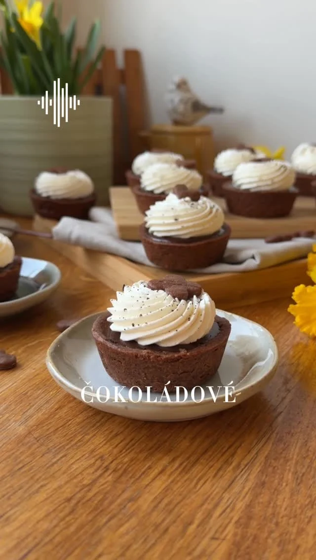 ČOKOLÁDOVÉ KOŠÍČKY 🤎 zvenku křehké a křupavé, uvnitř sametově krémové 🤎

1️⃣ Kakaové linecké těsto: 
100 g másla
50 g moučkového cukru
135 g hladké mouky
15 g přírodního kakaa Dr. Oetker
1 žloutek
špetka soli
Lehce povolené máslo, cukr a žloutek společně utřete, stačí krátce, jen aby se vše spojilo. Přisypte prosátou mouku s kakaem a solí a vypracujte těsto. Rozválejte ho mezi dvěma papíry na sílu zhruba 4 mm a nechte do druhé dne odležet v chladu.
Z vychlazeného těsta vykrojte kolečka o průměru 7-8 cm (podle velikosti vaší formy), opatrně vmáčkněte dovnitř otvorů ve formě na muffiny a upravte. Dejte krátce zachladit. Na těsto následně položte papírový košíček (nebo kousek pečícího papíru) a vyložte suchými luštěninami. Pečte v troubě vyhřáté na 170 stupňů (horkovzduch) asi 13-15 minut.
Po upečení nechte trochu zchladnout, pak košíčky opatrně vytáhněte z formy. Odeberte luštěniny a opatrně sloupněte košíček. Nechte zcela vychladnout, než budete plnit.
Ze zbytku těsta si vykrojte malé sušenky, které můžete použít na dekoraci košíčků.
 
2️⃣ Čokoládová ganache: 
175 g hořké čokolády 60%
175 g smetany ke šlehání 33%
20 g medu
35 g másla
1 lžička vanilkové pasty Dr. Oetker
Smetanu a med přiveďte k varu, přidejte vanilkovou pastu a nalijte na čokoládu. Nechte asi minutku odstát, pak vymíchejte stěrkou a promixujte tyčovým mixérem. Při teplotě 40 stupňů zamixujte máslo. Míchejte do zchladnutí na 30-35 stupňů, pak ganache rozlijte do košíčků až po okraj a nechte ztuhnout. Doporučuji nechat do druhého dne rozležet. 
 
3️⃣ Dokončení: 
200 ml smetany ke šlehání 40%
1 sáček vanilkového cukru
mletá vanilka Dr. Oetker
Před servírováním dozdobte košíčky ušlehanou smetanou, mletou vanilkou a kousky lineckého cukroví.

‼️ Celý recept najdete i na mém blogu #vikendovepeceni kde si ho můžete 🖨️ nebo péct bez tmavnuti obrazovky 

#receptnablogu #blogvikendovepeceni #pecemevtomspolu #cokoladovekosicky