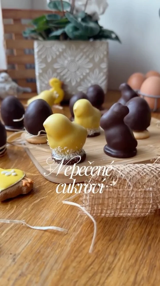 NEPEČENÉ CUKROVÍ 🐥🥚🐰 ideální příležitost zužitkovat odřezky korpusu a zbytky krému 😉

Jsou to vlastně taková dortová lízátka tvarovaná pomocí tvořítek od Tescoma, která jsem místo na tyčku posadila na linecká kolečka a piškoty. 

▶️ RECEPT od oka 👁️
Základem těch mých na videu jsou zbytky piškotového oříškového korpusu, který jsem nadrobila, zalila pořádnou dávkou vanilkového rumu a přidala trochu švýcarského máslového krému. Rukama jsem zpracovala do tvárné hmoty a natlačila do tvořítek (velikonoční sada Tescoma). Některé jsem ještě zbytkem krému naplnila. Každý kousek jsem pak pomocí krému přilepila k piškotu nebo lineckému kolečku. Nechala řádně ztuhnout a pak namočila do čokolády naředěné kokosovým olejem. Použila jsem hořkou čokoládu, bílou jsem obarvila pomocí žluté barvy do čokolády. 

Tohle cukroví je nekonečně variabilní, použít můžete jakýkoliv korpus i krém (klidně ganache nebo mascarpone), vždy je dobré to něčím zvlhčit (rum, likér, káva, ovocná šťáva). Přidat můžete kokos, ořechy, rozinky, prostě všechno, co máte po ruce a máte rádi. 

▶️ PODROBNÝ RECEPT 🥣
Pokud chcete přesnější recept včetně množství a počtu kusů, jděte na můj blog #vikendovepeceni, kde jich najdete hned několik. Stačí zadat do hledáčku DORTOVÁ LÍZÁTKA 🍭

Případně můžete do formiček připravit oblíbená vánoční vosí hnízda nebo kokosová vajíčka, vše mám také na #blogvikendovepeceni 😎

Buďte kreativní 😎

#receptnablogu #pecemevtomspolu #nepecenecukrovi