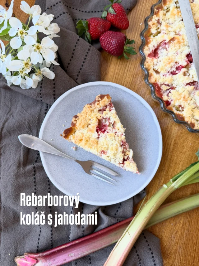 REBARBOROVÝ koláč s jahodami 🍓rychlý, jednoduchý a tuze dobrý 🍓

▶️ RECEPT
220 g polohrubé mouky
1,5 lžičky prášku do pečiva
100 g cukru krupice
130 g kysaného podmáslí
80 g rostlinného oleje
1 vejce „M“
citronová kůra
2 stonky rebarbory
200-250 g jahod

Rebarboru omyjte, odkrojte konce a nakrájejte na 1-2 cm špalíčky. Pokud máte silnější a starší stonky předem je oloupejte. Jahody omyjte a pokrájejte na čtvrtky.

Cukr, vejce, podmáslí, olej a citronovou kůru v míse společně promíchejte. Přisypte prosátou mouku smíchanou s práškem do pečiva a promíchejte do hladka. Vystačíte si jen s vařečkou nebo šlehací metlou, ale jde to samozřejmě i v robotu.

Koláčovou formu o průměru 26-28 cm vymažte a vysypte nebo použijte odlučovací olej. Těsto nalijte do formy a rozetřete. Rovnoměrně poklaďte pokrájenou rebarborou a jahodami, lehce je vmáčkněte do těsta. Vše zasypte drobenkou a pečte v troubě vyhřáté na 180 stupňů (horní/dolní ohřev) asi 40 minut. Ke konci můžete zapnout na pár minut horkovzuduch s dolním ohřevem, aby byl koláč dobře upečený i ze spodu.

Drobenka
50 g polohrubé mouky
30 g cukru krupice
30 g másla
špetka soli

Na drobenku promíchejte mouku s cukrem a solí. Přidejte na kousky nakrájené studené máslo a vypracujte drobenku.

‼️ Celý recept najdete na mém blogu #vikendovepeceni kde si ho můžete vytisknout ‼️

#rebarborovykolac #blogvikendovepeceni #receptnablogu #rebarboraajahody