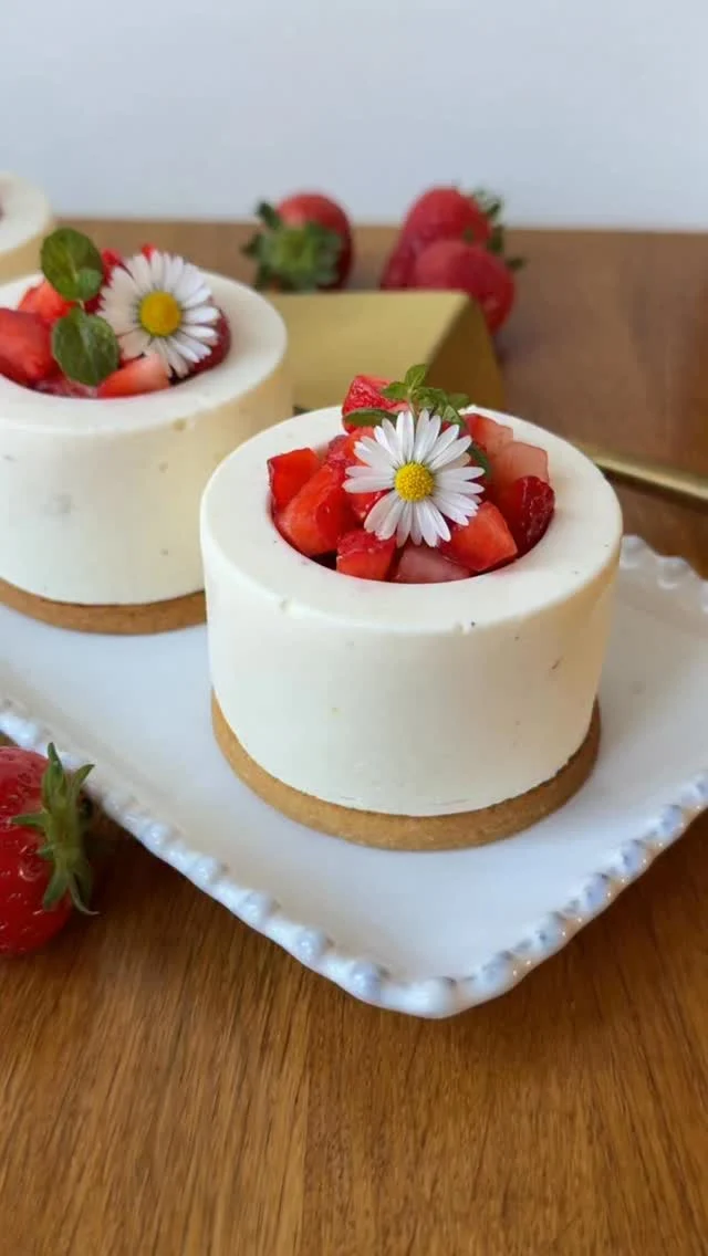 CHEESECAKE, JAHODY a REBARBORA 🍓

Od té doby co jsem před dvěma lety vypustila recept na likérové špičky do silikonové formy jsem měla v plánu udělat i nějakou lehčí letní variantu. Ale znáte to 😂 než jsem se k tomu odhodlala, objevila jsem tuhle širší a nižší formu Big shot od @lkstorecz, která si o pořádnou dávku ovoce doslova říkala. 

A tak vznikl nepečený cheesecake plněný rebarborovým želé a jahodami na linecké sušence 🍓 Zajímal by vás RECEPT? Dejte mi vědět do komentáře zda ano či nikoliv 😎

#vikendovepeceni #blogvikendovepeceni #pecemevtomspolu #formabigshot #nepecenycheesecake