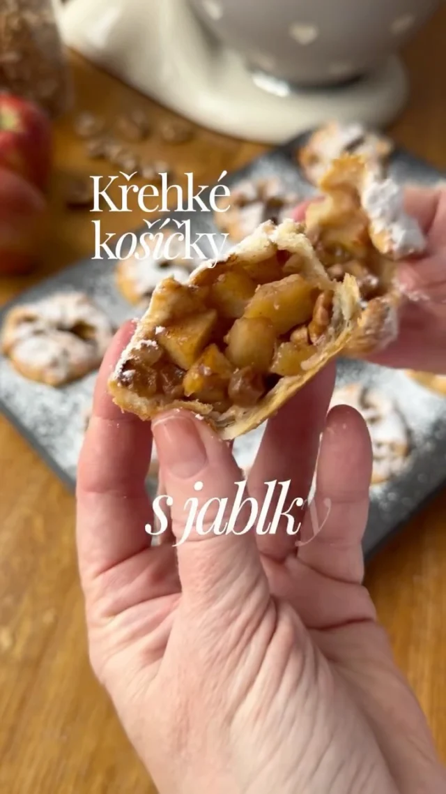KŘEHKÉ KOŠÍČKY s jablky 🍎🍏 

▶️ RECEPT
Křehké těsto: 200 g hladké mouky, 120 g másla, 100 g zakysané smetany, špetka soli, vejce na potření

Mouku, sůl a máslo zpracujte do drobenky, pak přidejte zakysnou smetanu a vypracujte těsto. Zabalte do folie a dejte na několik hodin odležet do lednice (klidně přes noc).

Jablková náplň: 3 jablka, skořice, mletá vanilka, rozinky máčené v rumu, ořechy

Jablka oloupejte a nakrájejte na kostičky. Přidejte koření, rozinky a ořechy, dobře promíchejte. V případě potřeby můžete přisladit. 

Odleželé těsto rozdělte na dvě části, každou vyválejte na obdélník asi 30x20 cm a rozkrájejte na 6 čtverců. Vložte do formy na muffiny a upravte. Naplňte jablečnou náplní, kterou dobře vmáčkněte do košíčku. Rohy těsta ohněte do středu, a potřete rozšlehaným vajíčkem. Pečte v troubě vyhřáté na 180 stupňů (horkovzuduch) asi 25 minut, až jsou hezky do zlatova. Ještě teplé košíčky z formy vyndejte/vyřízněte. Po vychladnutí můžete pocukrovat a servírovat se zbytkem zakysané smetany. 

#vikendovepeceni #blogvikendovepeceni #krehketesto #strudljinak #kosickysjablky