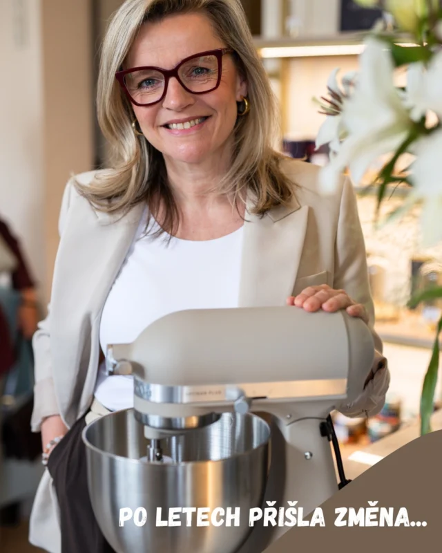 Po letech přišla změna... 🩶

Přestože vypadá na první pohled ikonický robot KitchenAid stále stejně, nový model Artisan Plus přináší nejvýznamnější vylepšení od roku 1955. Inovativní funkce a silný výkon jdou ruku v ruce s elegantním designem, který je promyšlený do posledního detailu. 

A jaká jsou ta vylepšení? 

1️⃣ Integrované LED osvětlení mísy, díky kterému budete mít dokonalý přehled o tom, co se děje uvnitř.
2️⃣ Dva režimy rychlosti - můžete si vybrat mezi 11 přednastavenými rychlostmi nebo plynule přejíždět mezi nimi, a to jen pouhým otočením ovládacího knoflíku.
3️⃣ Funkce „měkký start“ umožňuje postupné a plynulé zvyšování rychlosti míchání, takže žádná vystříknutá smetana. 
4️⃣ Díky poloviční ½ rychlosti snadno vmícháte suroviny za chodu, aniž byste měli mouku úplně všude. 
5️⃣ Nerezová melta s oboustrannou flexi stěrkou, která během míchání stírá stěny mísy a vy je tak nemusíte stírat ručně. 
6️⃣ Nová broušená nerezová mísa, která skvěle padne do ruky. 
7️⃣ A také 11 krásných odstínů v matném provedení. Já se zamilovala na první pohled do barvy s názvem Ovesná 🩶

Samozřejmostí zůstává i nadále celokovová konstrukce, přímý pohon ozubenými koly, unikátní planetární systém a volitelné příslušenství. 

Pro mě osobně je robot KitchenAid nepostradatelnou součástí každodenního pečení a jsem ráda, že i přes všechna vylepšení zůstal vlastně téměř stejný 🩶 Protože proč měnit něco, co funguje už desítky let a je prověřeno několika generacemi? 

Modely Artisan i Artisan Plus pořídíte přímo u dovozce značky KitchenAid @magnumhomecz, který vám k robotům přidá také záruku 5 let a profesionální servis 🩶

#kitchenaidjelaska #vikendovepeceni #blogvikendovepeceni #dlouhodobaspoluprace #artisanplus