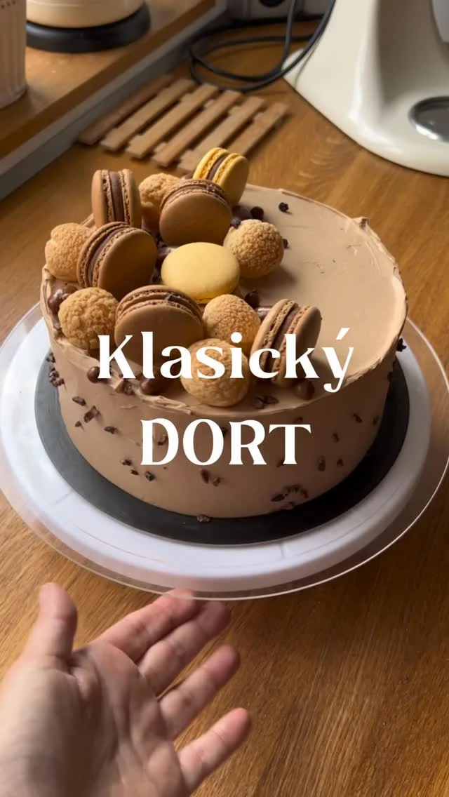 Klasika nebo moderní pojetí? V obou případech sázím na chuť a kvalitu surovin 🌸 pokud ale peču pro rodinu, vždy vítězí klasika, protože co si budeme povídat, je to rychlejší a jednodušší 😂

Na videu můj oblíbený ořechový korpus a samozřejmě šlehaná čokoládová ganache alias pařížská šlehačka. RECEPTY na oboje najdete na mém BLOGU #vikendovepeceni 🌸 kde si je můžete i vytisknout 🖨️ 

#blogvikendovepeceni #receptnablogu #pecemevtomspolu #tipynapeceni