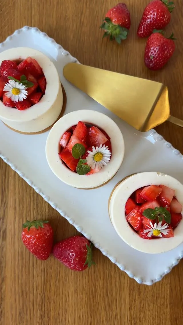 Nepečený CHEESECAKE 🍓

▶️ RECEPT
550 g čerstvého krémového sýra (cream cheese)
70-80 g cukru krupice
150 g smetany ke šlehání 33%
1-2 lžičky vanilkové pasty
8 g plátkové* želatiny Dr. Oetker
linecká kolečka pr. 7-8 cm

Želatinu namočte do studené vody a nechte 5-10 minut nabobtnat. Sýr a cukr dobře promíchejte, nejlépe to jde v robotu míchací metlou při nízké rychlosti. Přidejte vanilkovou pastu.

Smetanu zahřejte a rozpusťte v ní nabobtnalou a vymačkanou želatinu. K teplé smetaně přidejte trochu sýrové směsi, abyste ji ochladili a nevznikly hrudky, a poté spojte se zbytkem. Dobře promíchejte a rozlijte (nejlépe pomocí sáčku) rovnoměrně do otvorů v silikonové formě (použila jsem BigShot od @lkstorecz), kterou si předem položte na tácek nebo pevnou podložku. Formou lehce poklepejte o stůl, abyste se zbavili vzduchových bublin.

Dejte nejdříve ztuhnout do lednice, následně přendejte do mrazáku a nechte alespoň přes noc zamrazit. Pár hodin před servírováním dortíky opatrně vyloupněte z forem a postavte na připravené linecké sušenky. Ty si můžete upéct klidně pár dnů předem. 

Dortíky si naplňte / ozdobte dle vlastní chuti či fantazie, nejlepší jsou s ovocem. Jsou určeny k rychlé spotřebě. 

*Ve videu jsem použila práškovou želatinu a 40 ml vody. Použít můžete obě. 

‼️ Kompletní recept včetně želé z rebarbory a jahod najdete na mém blogu #vikendovepeceni 🍓kde si ho můžete i vytisknout 🖨️

#blogvikendovepeceni #receptnablogu #nepecenycheesecake tipynapecen