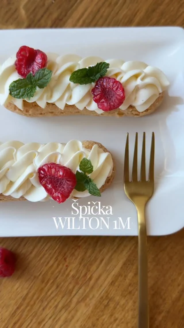 Moje oblíbené ŠPIČKY - část 1 - WILTON 1M 🌸

Pokud bych si mohla vybrat jen jednu zdobicí špičku, byla by to rozhodně Wilton 1M. Má ideální velikost, je skvělá na zdobení krémem, ale i na těsto nebo sněhové pečivo. Je nerezová a pořídíte ji na cukrářských e-shopech.

Značka Wilton je celosvětově uznávaný americký výrobce potřeb pro cukráře a v nabídce má kromě této špičky 1M spoustu dalších 🌸

Jaká je vaše oblíbená zdobící špička? 😉

#vikendovepeceni #blogvikendovepeceni #tipynapeceni #zdobicispicky #wilton1m
