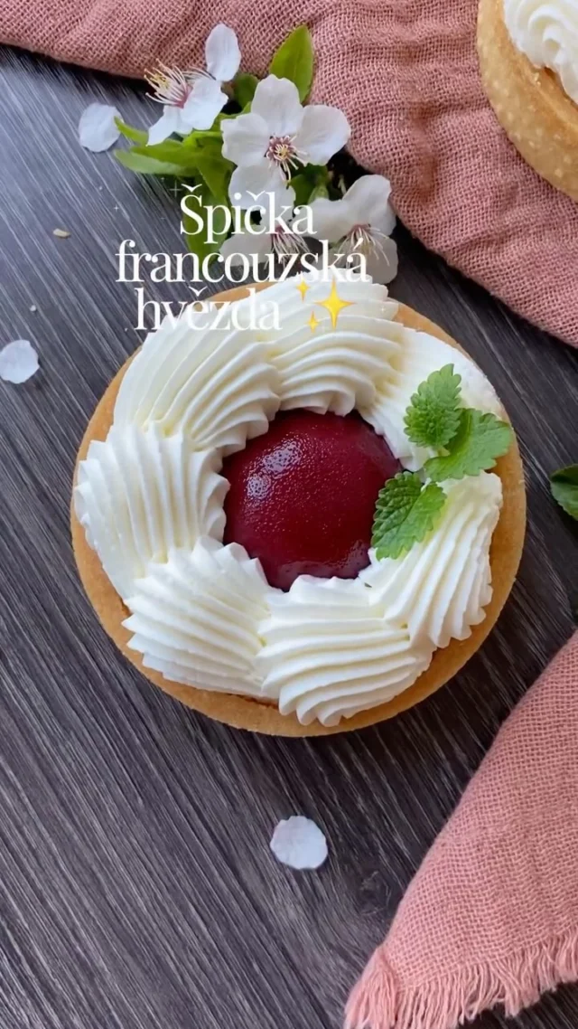 Moje oblíbené ŠPIČKY - část 2 - francouzská hvězda ✨

Řezaná špička s malými zoubky bez které si neumím představit vánoční cukroví, věnečky ani sněhové pusinky 💋 Používám ji v několika velikostech od průměru 4 mm na drobné kousky až po 16 mm třeba na cupcakes. 

Největší výběr velikostí nabízí firma Martellato, která označuje tuto špičku písmeny BF a třemi čísly, např. BF315. Koupíte ji na cukrářských e-shopech. 

Znáte tuhle špičku? Používáte ji? 😊

#vikendovepeceni #blogvikendovepeceni #tipynapeceni #zdobicispicky #pecemevtomspolu