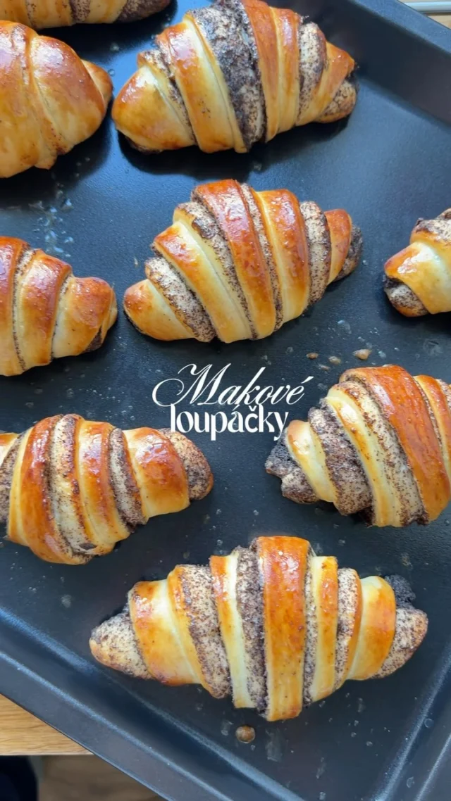 Plněné makové LOUPÁČKY 🥐 nejen ke snídani 😊

▶️ RECEPT
300 g hladké mouky
120 g mléka
50 g cukru krupice
15 g čerstvého droždí
60 g rostlinného oleje
1 vejce
1 žloutek
3 g soli
-———————
150 g makové náplně
20 g másla a rum dle chuti

Do vlažného mléka odeberte trochu cukru, přidejte droždí a nechte vzejít kvásek. Mouku se solí prosejte do mísy a přidejte zbytek cukru. Vajíčko rozšlehejte a asi třetinu si odeberte stranou na potření loupáčků před pečením.
Do vzešlého kvásku přidejte žloutek, větší část vajíčka a olej, dobře promíchejte a celou směs vlijte do mísy s moukou. Vypracujte hladké a nelepivé těsto, které zakryjte a nechte na teplém místě kynout dokud nezdvojnásobí svůj objem.

Vykynuté těsto rozválejte na lehce pomoučněné ploše na obdélník zhruba 40x30 cm, polovinu pomažte makovou náplní, přeložte a ještě trochu rozválejte. Těsto rozkrájejte na 10 trojúhelníků a každý stočte do loupáčku. Rozložte je na plech vyložený pečicím papírem, já používám plech s keramickým povrchem Easy2clean od @electrolux.cz, na který papír není potřeba. Loupáčky potřete odloženým vajíčkem a nechte na plechu ještě nakynout. 

Mezitím si předehřejte troubu na 190 stupňů (horní/dolní ohřev). Já používám na kynuté těsto program s připařováním a peču při teplotě 170 stupňů. Pozor, při tomto programu je potřeba ještě před zapnutím trouby nalít na dno studenou vodu. Loupáčky pečte asi 12 minut, až jsou hezky do zlatova. Ihned po upečení potřete rozpuštěným máslem smíchaným s rumem. 

#vikendovepeceni #blogvikendovepeceni #spoluprace #steambake #loupacky