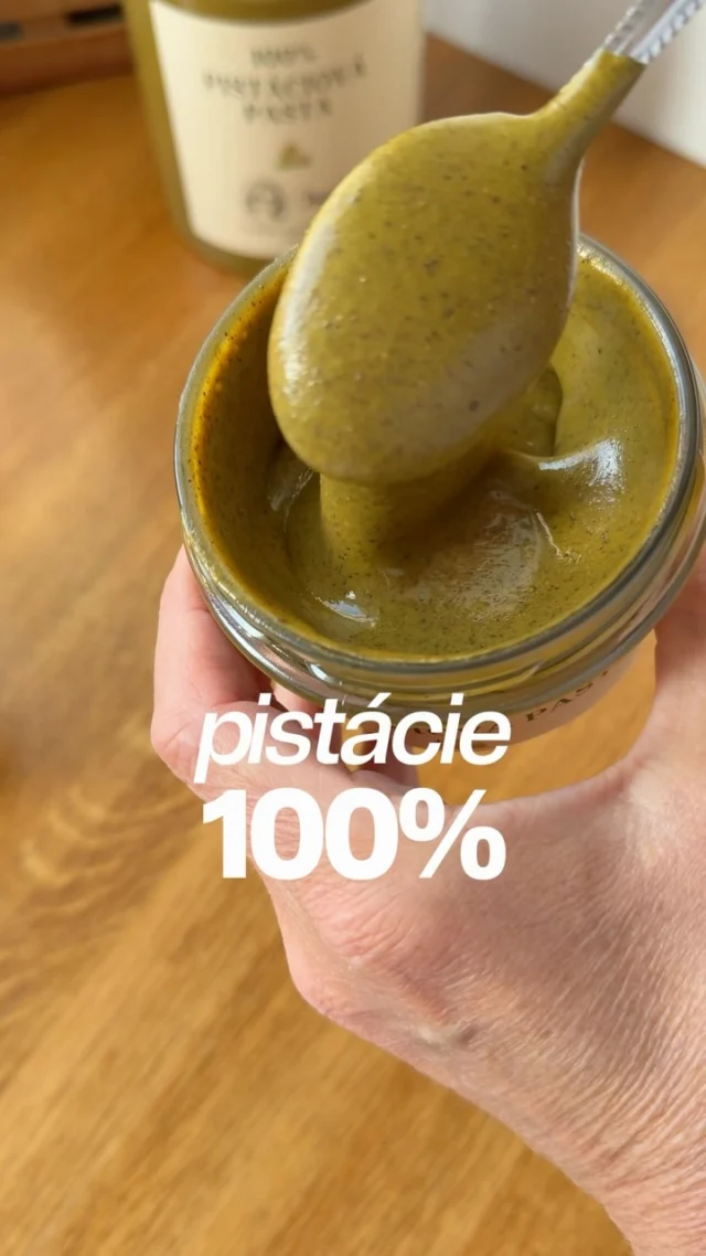 Pistácie 100% 🍀 

Miluju pistáciovou příchuť a svědčí o tom i moje recepty. Pistáciovou pastu používám nečastěji do krémů a náplní, až už je to ganache do makronek, šlehaná ganache do dortu, malslovy krém do laskonek nebo pěna do dezertů. 

Vždy vybírám pastu se 100% podílem pistácií bez přidaných tuků a cukrů. A přesně taková je i tahle, kterou najdete pod mým logem exkluzivně na cukrářském e-shopu @lkstorecz 🍀

V nabídce je v menším balení 180 g, tak i v kilovém pro gurmány 😊

A už brzy se můžete těšit na nový pistáciový dezert 😊

#vikendovepeceni #blogvikendovepeceni #pistacie100% #pistaciovapasta #spoluprace