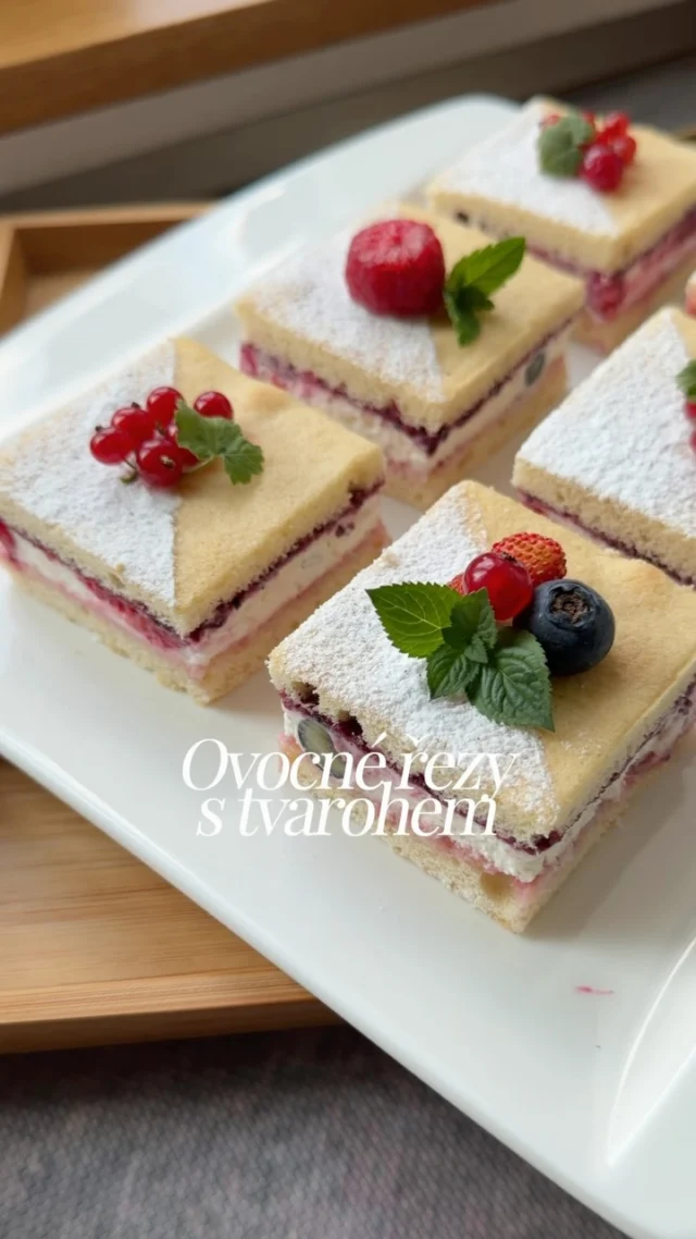 OVOCNÉ řezy s tvarohem 🍓🫐 Pamatujete si na nepečený dort z piškotů a zakysané smetany? Tak tyhle řezy chutnají hodně podobně, svým vzhledem ale neudělají ostudu na žádné oslavě 🥳

▶️ RECEPT asi na 15 kousků

1️⃣ Piškotový plát: 3 vejce “M”, 100 g cukru krupice, 125 g hladké mouky, 1 lžíce vody 

Vejce a cukr vyšlehejte do velmi husté pěny, ke konci šlehání přidejte vodu. Stěrkou míchejte prosátou mouku a těsto rozetřete na velký plech (40×30 cm) vyložený pečicím papírem. 
Pečte v troubě vyhřáté na 230 stupňů (horní/dolní ohřev) asi 6-7 minut. Ihned po upečení stáhněte plát i s papírem z horkého plechu a překlopte na lehce pomoučněný arch papíru. Nechte mezi papíry takto vychladnout.

2️⃣ Tvarohový krém: 250 g tučného tvarohu ve vaničce/kelímku, 200 g smetany ke šlehání 40% (Kunín), 30-40 g cukru krupice

Tvaroh nechte v plátěném ubrousku pár hodin odkapat, klidně i přes noc. Zbaví se tak přebytečné vody a bude hezky hustý. Smetanu a cukr společně vyšlehejte a stěrkou vmíchejte do tvarohu.

3️⃣ Dokončení: pikantní marmeláda, čerstvé ovoce 

Z vychladlého plátu sloupněte papír a rozkrojte ho na polovinu. Obě poloviny pomažte marmeládou, já vybrala černý a červený rybíz. Jednu půlku plátu položte na tácek nebo podložku a rozetřete na ni všechen krém. Poklaďte hustě ovoce, vmáčkněte ho do krému a uhlaďte do roviny. Přiklopte druhou polovinou plátu, namazanou stranou dolů, a lehce přimáčkněte. Dejte do lednice na pár hodin vychladit a rozležet, ideálně přes noc. 

Odleželé řezy krájejte ostrým nožem na libovolné tvary, nezapomeňte si po každém řezu nůž otřít. Moučkovým cukrem dekorujte až před servírováním, v lednici by zvlhnul a nebyl by vidět.

🍓 Celý recept najdete i na mém blogu www.vikendovepeceni.cz,  kde si ho můžete vytisknout nebo péct díky kouzelnému tlačítku bez tmavnutí obrazovky.

Recept vznikl v rámci #spoluprace za vydatné pomoci mého nového robota #ArtisanPlus od @magnumhomecz. Robot má kromě jiného nově integrované osvětlení mísy a pomal�