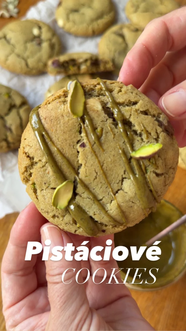 PISTÁCIOVÉ cookies 🍪 když je miluješ a máš k tomu skvělou pistáciovou pastu 100% 💚

RECEPT na 10 velkých 🍪
••••••••••••••••••••••••••
60 g másla
60 g pistáciové 100% pasty @lkstorecz 
90 g třtinového cukru s melasou 
60 g cukru krupice
1 vejce M
170 g hladké mouky
2 g jedlé sody
3 g soli
1 lžička kukuřičného škrobu
50 g sekaných pistácií 
50 g čokoládových peciček (požila jsem Schokinag)

Lehce změklé máslo, pistáciovou pastu a oba cukry společně utřete, přidejte vejce, dobře zapracujte. Vmíchejte mouku smíchanou s jedlou sodou, solí a škrobem. Nakonec přidejte pistácie a čokoládu. Těsto dejte krátce zachladit, aby se dalo tvarovat. 

Z vychlazeného těsta odvažujte kousky o hmotnosti zhruba 60g, vytvarujte do kuličky a rozložte v rozestupech na plech vyložený pečicím papírem. Pečte v troubě vyhřáté na 170 stupňů (horkovzduch) asi 12 minut, na horkém plechu nechte zcela vychladnout. Ihned po upečení jsou měkké a při manipulaci by se mohly poškodit. Skladujte v uzavřené dóze.

Recept najdete i na mém blogu #vikendovepeceni a pistáciovou 100% pastu exkluzivně na @lkstorecz 🍪

#blogvikendovepeceni #receptnablogu #pecemevtomspolu #pistaciovapasta