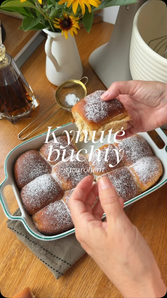 Kdo by nemiloval KYNUTÉ BUCHTY 😋 Pro mě je to vůně a chuť letních prázdnin, kdy nám buchty pekávala babička. Já na rozdíl od ní nejsem tam manuálně zručná s vařečkou 😂 takže těsto zadělávám v robotu #kitchenAid. Během chvilky je hotové a v mezi čase s ním připravím i tvarohovou náplň 😊

RECEPT na 12 ks

1️⃣ Kynuté těsto:
250 g hladké mouky
2,5 g soli
10 g čerstvého droždí
40 g cukru krupice
120 ml mléka
2 žloutky
25 g másla
citronová kůra, vanilka

Do vlažného mléka odeberte lžičku cukru, přidejte rozdrobené droždí a nechte vzejít kvásek. Do mísy prosejte mouku se solí a přidejte zbytek cukru. Máslo rozpusťte a nechte vychladnout. 
Do kvásku přidejte žloutky, citronovou kůru, vanilku a promíchejte. Směs vlijte do mouky a začněte zpracovávat těsto. Po chvilce přilijte zchladlé máslo a vypracujte hladké nelepivé těsto. Zakryjte a nechte na teplém místě kynout, dokud nezdvojnásobí svůj objem. 

2️⃣ Tvarohová náplň:
250 g tučného tvarohu v kostce
60 g cukru krupice
50 g smetany ke šlehání 
1 vejce
vanilka, citronová kůra
rozinky máčené v rumu

Tvaroh, cukr a vajíčko společně utřete do krémové konzistence, pak přilijte postupně smetanu a ochuťte vanilku a citronovou kůrou. Nakonec vmíchejte rozinky máčené v rumu, množství dle chuti. 

3️⃣ Dokončení 
rostlinný olej
máslo a rum na potření

Vykynuté těsto na lehce pomoučněné ploše rozválejte do plátu a rozkrájejte na 12 čtverců. Rozdělte na ně rovnoměrně náplň a každý čtverec zabalte do buchty, spoje dobře přimáčkněte. Do pekáčku o velikosti zhruba 30x20 cm si nalijte trochu oleje a každou buchtu omastěte ze všech stran. Položte je spojem dolů, ne příliš těsně k sobě. Zakryjte a nechte ještě vykynout.
Pečte v troubě vyhřáté na 180 °C (horní/dolní ohřev) asi 30-40 minut, až jsou do zlatova. Ihned po upečení pomažte (prolijte) buchty rozpuštěným máslem smíchaným s rumem. Po vychladnutí můžete pocukrovat. 

Buchty jsou skvěle nejen v den upečení, ale i další dny. Pokud vám tedy nějakým zázrakem zbydou 😂

RECEPT na