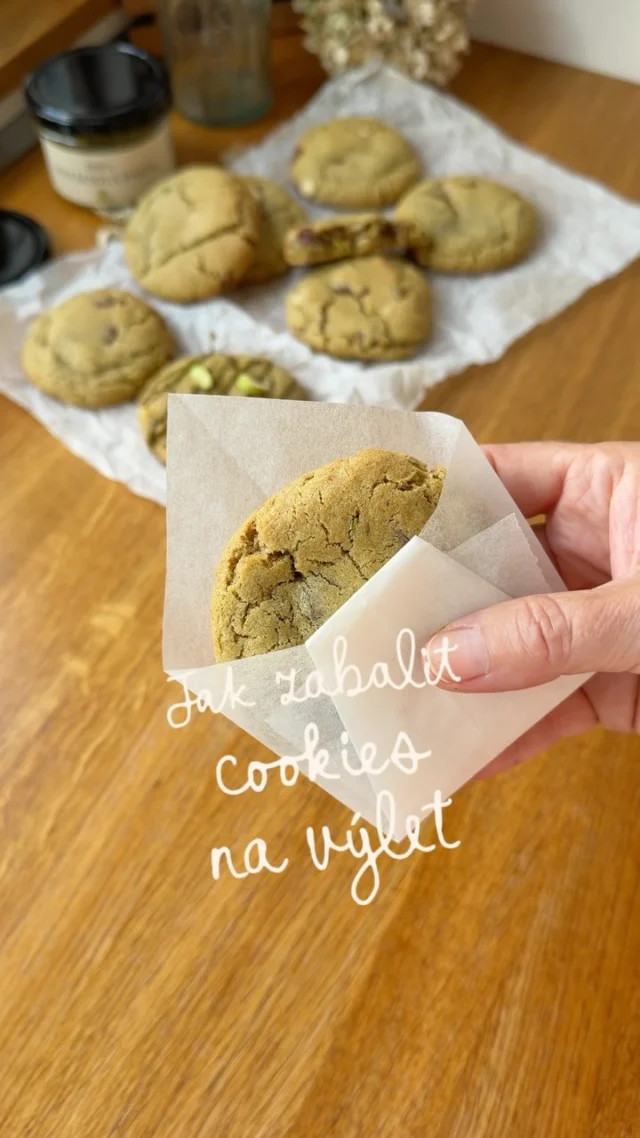 Jak zabalit COOKIES na výlet, ke svačině nebo do kapsy? 🍪 Jednoduše, stačí kousek pečicího papíru 😎

V závislosti na velikosti vašich sušenek ustřihněte čtverec o straně 18-20 cm a složte podle videa. Vlastně je to takový pytlíček i držáček v jednom 😊

RECEPTY na cookies najdeš na mém blogu #vikendovepeceni, kde si je můžeš i vytisknout 🍪

#blogvikendovepeceni #receptnablogu #tipynapeceni #cookiesnacesty