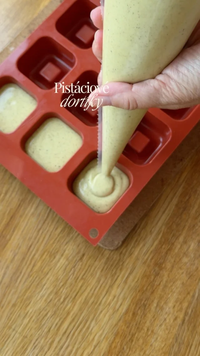 Pistáciové dortíky v procesu 🌺 recept najdete v mé e-knize Sladký bar, k dostání na blogu #vikendovepeceni 📓

#blogvikendovepeceni #pecemevtomspolu #pecunasvatbu #sladkybar