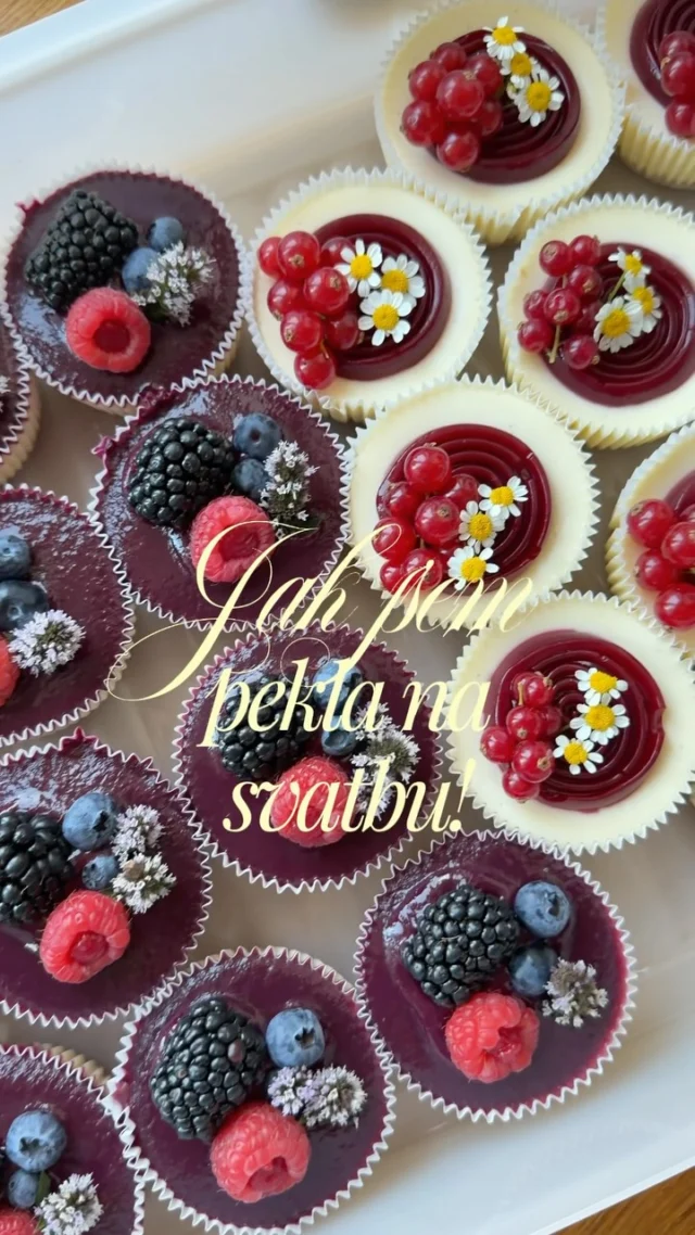 Jedna SVATBA 💍 Pět DRUHŮ dezertů 🍰 A můj nenahraditelný parťák v kuchyni robot KitchenAid ♥️ 

Společně jsme zvládli 130 zákusků a musím říct, že jsme za ty roky už sehraný tým. Já plánuji a dělám ruční práce, on zastane veškerou přípravu těst i krémů 😊 Jednoznačně nejlepší je ve šlehání, kdy metla rotuje od středu až ke krajům mísy a zabírá prostě všude. 

Nový #ArtisanPlus má navíc tzv. měkký start, takže už žádná vystříknutá smetana, a posvítí vám přímo do mísy. 

A co jsem v takovém množství zákusků ocenila nejvíce? ♥️ Náhradní METLY a MÍSY, které si můžete k robotu kdykoli přiobjednat. Šetří to čas i moje ruce, protože nemusím během pečení tak často odmývat, a večer pak stačí všechno šoupnout do myčky 🌀

‼️ Pokud by se vám hodil do kuchyně taky takový šikovný kolega, tak ho teď můžete pořídit se SLEVOU 20%, která běží až do neděle 23.8.2026 na @magnumhomecz s kódem SKOLAVOLA ‼️

A nebojte, všech pět druhů dezertů vám postupně v následujících dnech představím, možná přidám i nějaký recept 😉 mezitím můžete mrknout na můj blog www.vikendovepeceni.cz, kde najdete k přípravě sladkého baru dokonce e-book. 

#KitchenIcon #spoluprace #StandMixer
