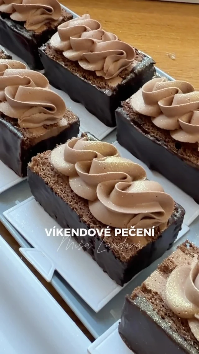 ČOKOLÁDOVÉ řezy 🤎 nadýchaný kakaový piškot, šlehaná čokoládová ganache a čoko poleva. Luxusní chuť jen z několika základních surovin jako je smetana, kakao, čokoláda… 🤎

RECEPT najdete na mém blogu #vikendovepeceni, kde si ho můžete i vytisknout 🖨️

#receptnablogu #blogvikendovepeceni #pecemevtomspolu #cokoladoverezy