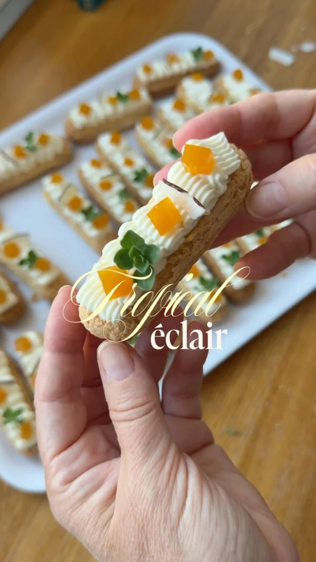 2/5 Tropický éclair 🥥 další zákusek ze sladkého baru. Křupavé odpalované těsto, mangovo-marakujový krém, kokosová šlehačka, zdobeno ovocným želé, plátky kokosu a snítky majoránky 🌿

Recept je součást kurzu na odpalované těsto 😊 

#vikendovepeceni #blogvikendovepeceni #odpalovanetesto #tropicaleclair
