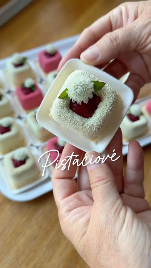 3/5 PISTÁCIOVÉ dortíky 🌺 oblíbené nejen u vás, ale i v mém okolí, na svatbě nemohly chybět. Pistáciová pěna, želé z červeného rybízu, oříškový piškot. Velvet nástřik tentokrát v odstínu bílá čokoláda a pár růžových 🌸

RECEPT najdete v e-knize Sladký bar u mě na blogu #vikendovepeceni 🌺

#blogvikendovepeceni #sladkybar #svatebnipeceni