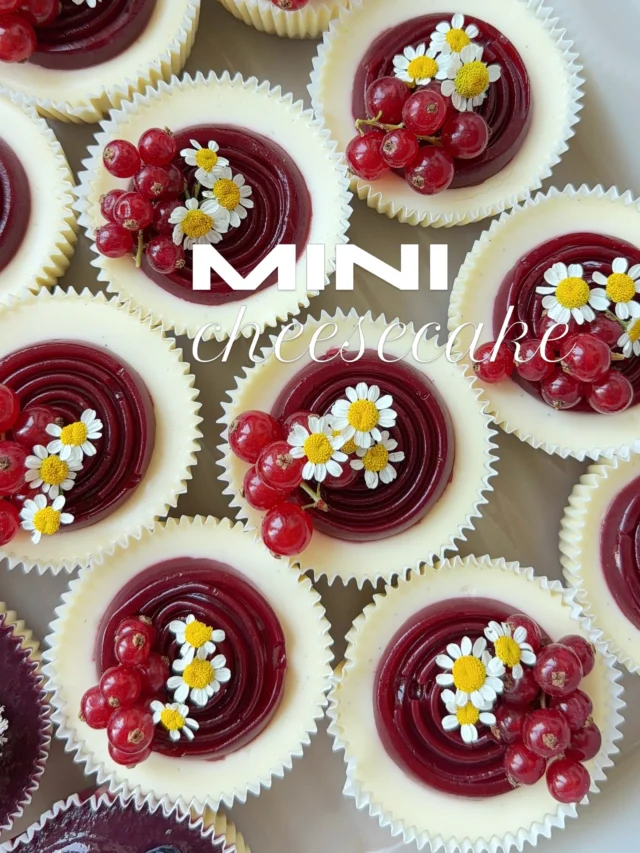5/5 MINI CHEESECAKES s ovocem 🍇🫐 jemná a krémová náplň z čerstvého smetanového sýra pečená na sušenkovém základu s ovocným pyré / želé z černého a červeného rybízu 🍇

Tyhle úžasné dortíky nesmí chybět na žádné oslavě, ani na té svatební. Jsou rychlé a jednoduché na přípravu a dají se kombinovat se všemi druhy ovoce podle sezóny 🫐🍒

RECEPT najdete na mém blogu, v e-knize Sladký bar i tady na IG/FB ve starších příspěvcích 😊

#vikendovepeceni #receptnablogu #blogvikendovepeceni #minicheesecake #sladkybar
