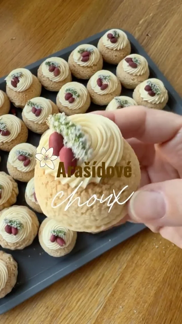4/5 Arašídové CHOUX 🥜 odpalované těsto s křupavou vrstvou, arašídový žloutkový krém, slaný karamel, šlehaná arašídová ganache, zdobeno slanými arašídy a květy máty 🌿

Luxusní kombinace chutí, která na letošní svatbě patřila mezi favority 😊 

#vikendovepeceni #blogvikendovepeceni #chouxaucraquelin #slanyarasid