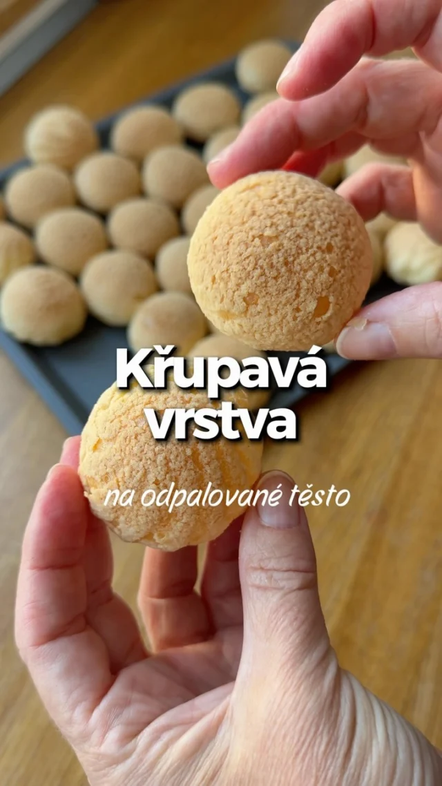 Křupavá vrstva CRAQUELIN na odpalované těsto 🍩

50 g hladké mouky
50 g cukru krupice
40 g másla

Mouku a cukr dobře promíchejte, přidejte na kousky nakrájené máslo a vypracujte těsto. Rozválejte ho mezi dvěma papíry na pečení na sílu 2 mm, vykrojte požadované tvary a dejte do mrazáku ztuhnout. Následně použijte na odpalované těsto 😊 

Recept na odpalované těsto i spoustu náplní najdete na mém blogu #vikendovepeceni ♥️ odkaz v biu 😊

Váleček s nastavitelnou výškou je od firmy Joseph a Joseph 😎 

#blogvikendovepeceni #receptnablogu #craquelin #odpalovanetesto