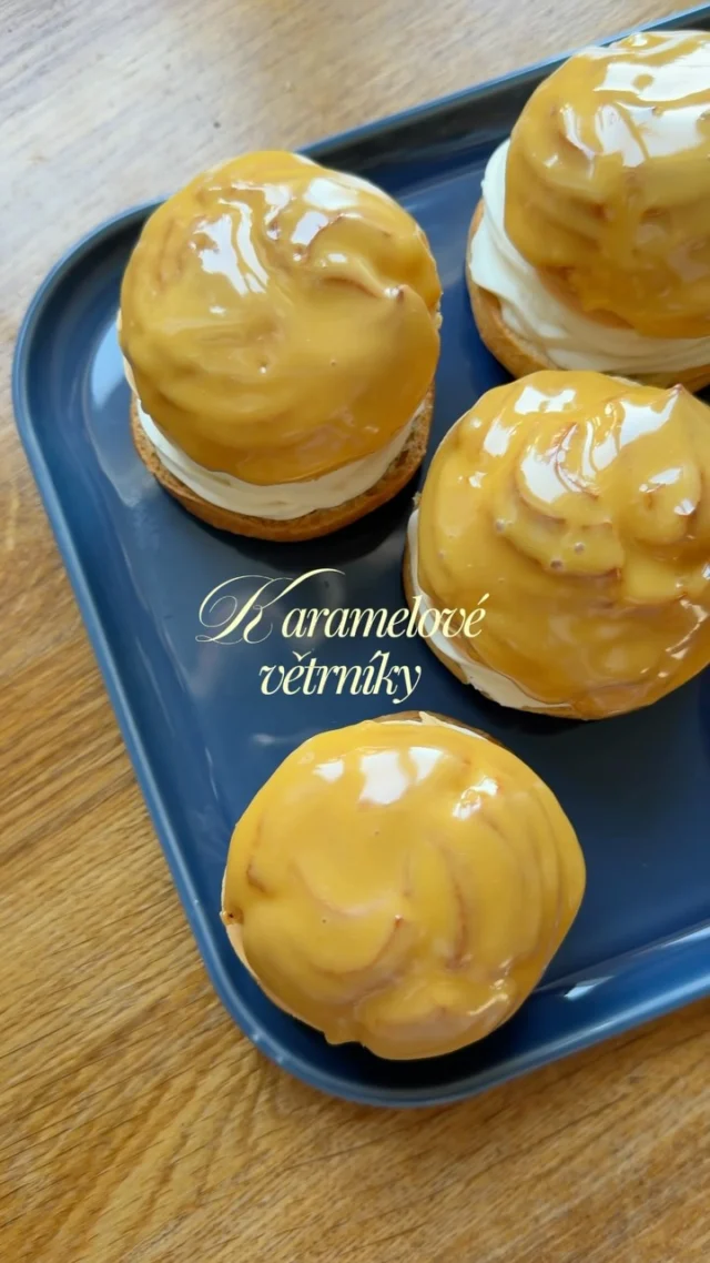 KARAMELOVÉ větrníky v procesu 🤎 jeden z mých nejoblíbenějších zákusků. 

RECEPT najdeš u mě na blogu #vikendovepeceni 🤎

#blogvikendovepeceni #receptnablogu #pecemevtomspolu #karamelovevetrniky