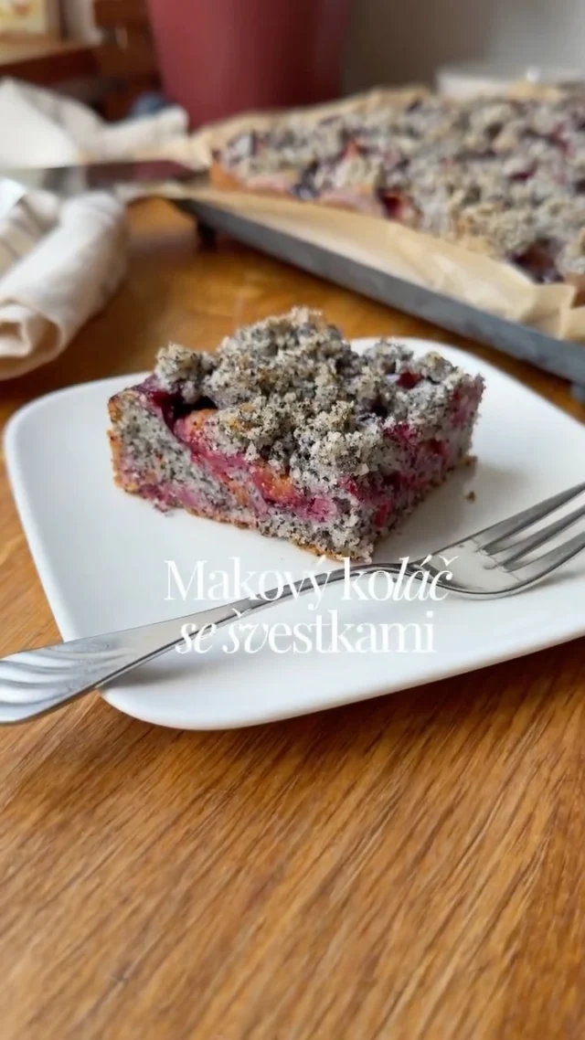 RECEPT na Makový koláč se švestkami 😋

Těsto:
160 g polohrubé mouky
60 g mletého máku
1,5 lžičky prášku do pečiva 
100 g cukru krupice
150 g bílého jogurtu 3-4%
80 g rostlinného oleje
1 vejce „M“
citronová kůra
+ švestky

Švestky omyjte, vypeckujte a pokrájejte na čtvrtiny.

Cukr, vejce, jogurt, olej a citronovou kůru v míse společně promíchejte. Přisypte prosátou mouku smíchanou s práškem do pečiva, mletý mák a promíchejte do hladka. Vystačíte si jen s vařečkou nebo šlehací metlou, ale jde to samozřejmě i v robotu. 

Dno hranaté formy o rozměru zhruba 24×24 cm (nebo koláčové pr. 26-28 cm) vyložte pečicím papírem. Těsto nalijte do formy, rozetřete a poklaďte po celé ploše hustě švestkami (lehce je vmáčkněte do těsta). Vše zasypte makovou drobenkou a pečte v troubě vyhřáté na 180 stupňů (horní/dolní ohřev) asi 35-40 minut.

Maková drobenka:
45 g polohrubé mouky
15 g mletého máku
35 g cukru krupice
35 g másla
špetka soli
Na drobenku promíchejte všechny sypké suroviny, přidejte na kousky nakrájené máslo a vypracujte drobenku. Nejrychleji to jde v mixéru nebo food procesoru, ale můžete i ručně.

RECEPT najdete i na blogu #vikendovepeceni kde si ho můžete vytisknout 🖨️

#receptnablogu #blogvikendovepeceni #makovysesvestkami #pecemevtomspolu