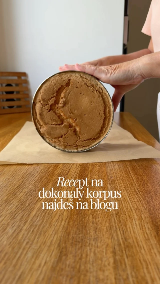 RECEPT na dokonalý piškotový korpus najdeš na mém blogu #vikendovepeceni 😉

Ve videu korpus ze třech vajec, průměr 16 cm, zcela bez kypřidel, pečený v ráfku výška 8 cm. 

#receptnablogu #blogvikendovepeceni #piskotovykorpus #dortovykorpus