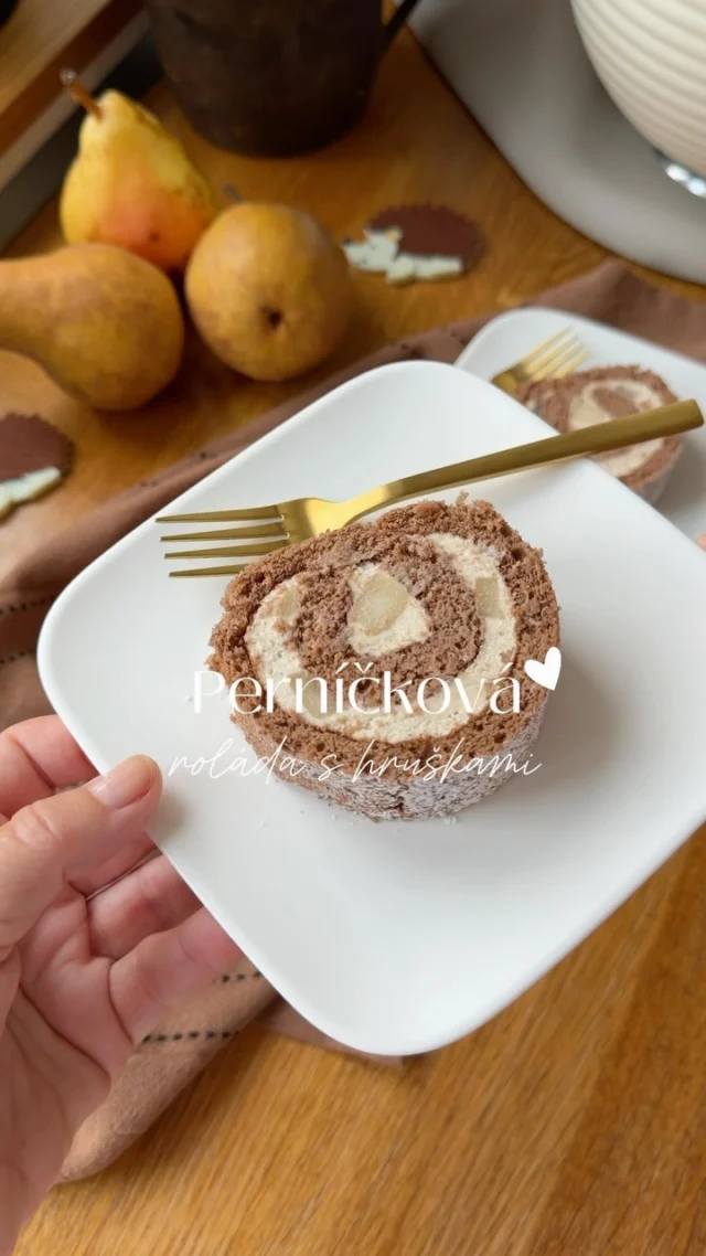 ROLÁDA plná voňavého koření a šťavnatých hrušek 🍐 je ideálním dezertem pro nadcházející podzimní dny 🍂🍁 Měkoučký kakaový piškot s vůní perníku skvěle doplňuje jemná šlehaná ganache se skořicí a zázvorem a slaďoučké hrušky. S přípravou mi jako vždy pomohl můj #ArtisanPlus od @magnumhomecz, který je nepřekonatelný ve šlehání. 

RECEPT 🍐
1️⃣Skořicová šlehaná ganache:
250 g smetany ke šlehání 33%
100 g bílé čokolády 30% (použila jsem Schokinag)
1 lžička mleté skořice
1/2 lžičky mletého zázvoru
1 plátek želatiny Dr. Oetker

Želatinu namočte do studené vody a nechte 5 minut nabobtnat. Polovinu smetany a koření společně zahřejte na teplotu asi 60-70 stupňů, přidejte vymačkanou želatinu a promíchejte do rozpuštění. Nalijte na čokoládu, nechte 1-2 minuty odstát, pak promíchejte a promixujte tyčovým mixérem. Přilijte druhou polovinu studené smetany a znovu promixujte. Zakryjte kontaktně fólií a dejte přes noc vychladit do lednice.

2️⃣ Kakaový piškotový plát:
3 vejce „M“ (160 g)
100 g cukru krupice
95 g hladké mouky
15 g přírodního kakaa
perníkové koření (2-3 lžičky)

Vejce a cukr společně zahřejte ve vodní lázni na teplotu 45 stupňů. Následně přelijte do mísy od robota a vyšlehejte do velmi husté pěny. Mouku, kakao a perníkové koření dobře promíchejte a přes sítko vmíchejte po částech do vaječné hmoty. Těsto rozetřete na plech o velikosti 40×30 cm vyložený papírem na pečení. Pečte v troubě vyhřáté na 220 stupňů (horní/dolní ohřev) asi 6-7 minut. Ihned po upečení stáhněte plát i s papírem z horkého plechu a překlopte na čistý arch papíru. Nechte takto zcela vychladnout (nestáčí se horká, ale až za studena), teprve pak opatrně sloupněte papír. 

3️⃣ Dokončení
1-2 hrušky (pokrájené na kousky)

Vychlazenou ganache pozvolna vyšlehejte a rozetřete po celé ploše piškotového plátu. Poklaďte rovnoměrně kousky hrušek a pomocí pečicího papíru roládu zatočte a utáhněte. Zabalenou ji pak uložte do lednice, spojem rolády dolů, a nechte do druhého dne rozležet.
#kitchenicon #standmixer #spoluprace