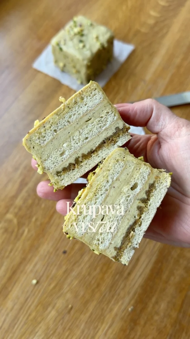 KŘUPAVÁ VRSTVA do dortu či dezertu 🍰🎂

Kombinace čokolády, 100% ořechové pasty a drceného bisquitu. Ve videu jako součást pistáciových dortíků. 

60 g bílé čokolády 30-32%
60 g pistáciové 100% pasty @lkstorecz 
60 g drceného bisquitu Pailleté Feuilletine
špetka soli
 
Čokoládu rozpusťte, vmíchejte pistáciovou pastu, sůl a drcený bisquit. Směs rozetřete na jeden pruh korpusu, pomocí vidličky vmáčkněte do piškotu a dejte do lednice ztuhnout.

Všechny suroviny pořídíte na @lkstorecz a recept na celý řez najdete v aktuálním čísle časopisu Gurmet 😊

#blogvikendovepeceni #vikendovepeceni #tipynapeceni #krupavavrstva #pistaciovapasta