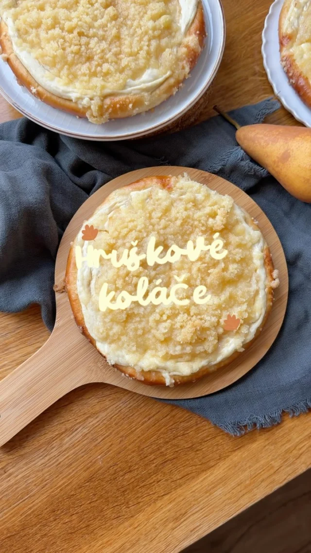 RECEPT na 4 velké HRUŠKOVÉ KOLÁČE 🍐 #spoluprace 

1️⃣ Kynuté těsto:
250 g hladké mouky
120 g mléka
50 g rostlinného oleje
40 g cukru krupice
15 g čerstvého droždí
1 žloutek
2,5 g soli
citronová kůra

Do vlažného mléka odeberte lžičku cukru, rozdrobte droždí a nechte vzejít kvásek. Do mísy prosejte mouku, přidejte sůl a zbytek cukru. Ke kvásku přidejte žloutek, olej, citronovou kůru a dobře promíchejte. Vlijte do mouky a vypracujte hladké těsto. Zakryjte fólií a nechte na teplém místě kynout, než zdvojnásobí svůj objem.

2️⃣ Tvarohová náplň:
250 g jemného tvarohu v kostce
1 vejce
50-60 g cukru krupice
citronová kůra
vanilka (pasta, extrakt)

Všechny suroviny společně prošlehejte nebo utřete do hladkého krému. V případě potřeby můžete přidat trochu mléka nebo smetany pro zjemnění.

3️⃣ Drobenka:
80 g polohrubé mouky
50 g cukru krupice
50 g másla
špetka soli
špetka kardamomu (lze vynechat)

Mouku s cukrem, solí a kořením promíchejte, přidejte na kousky nakrájené máslo a vypracujte drobenku. Nejrychleji to jde v mixéru nebo food procesoru, ale můžete i ručně.

4️⃣ Dokončení: 
5-6 zralých hrušek
vejce na potření
máslo, rum
Hrušky oloupejte a pokrájejte na plátky. Vykynuté těsto rozdělte na čtyři stejné části, každou vytvarujte do bochánku a nechte znovu nakynout. Následně každý bochánek vyválejte do tvaru koláče, rozložte na plech vyložený pečicím papírem (já peču na keramickém plechu Easy2clean bez papíru) a vytvarujte. Okraje pomažte vajíčkem a po celé ploše rozetřete tvarohovou náplň. Koláče hustě poklaďte hruškami, zasypte drobenkou a nechte na plechu ještě dokynout.

Pečte v troubě vyhřáté na 190 stupňů (horní/dolní ohřev) asi 20-25 minut, až jsou hezky do zlatova. Ihned po vytažení z trouby potřete koláče rozpuštěným máslem s rumem. Nechte vychladnout a podávejte.

Spousta další inspirace na pečení a vaření v troubě najdete v nové kuchařce, kterou si můžete zdarma stáhnout na webu @electrolux.cz 

#pecemevtomspolu #kynutekokace #blogvikendovepeceni #pecemevtomspolu