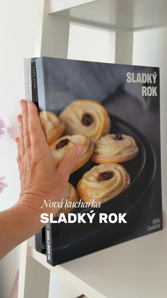 Nová kuchařka SLADKÝ ROK 📘 vás provede čtyřmi ročními obdobími – od lehkých jarních dezertů přes letní recepty plné ovoce až po hřejivé podzimní a sváteční zimní pečení.

Najdete v ní recepty jednoduché i trochu slavnostnější, moderní i inspirované klasikou, ke které se sama ráda vracím. Recepty jsou navrženy s ohledem na dostupnost surovin i pomůcek a jsou poskládané tak, aby na sebe během celého roku přirozeně navazovaly. Jako vždy nechybí nádherné fotografie a srozumitelné postupy ♥️ 

Věřím, že se vám podle ní bude dobře péct 🥰 

Děkuji všem za důvěru i dlouholetou podporu, bez vás by to nešlo ♥️

Kuchařku koupíte exkluzivně pouze na mém blogu www.vikendovepeceni.cz 📘 

#vikendovepeceni #blogvikendovepeceni #sladkyrok #novakucharkasladkyrok #kucharkamisilandove