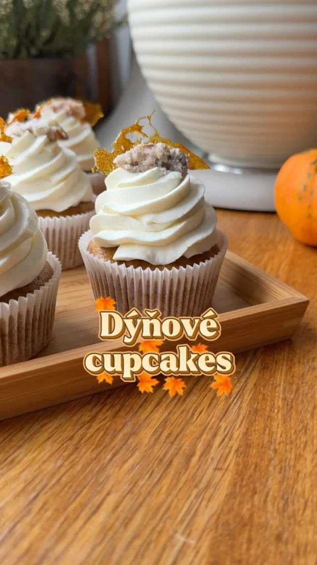 DÝŇOVÉ CUPCAKES 🎃 jsou díky dýni voňavé, barevné a vláčné a krém z čerstvého sýra je skvěle doplňuje. S pomocníkem #ArtisanPlus od @magnumhomecz je připravíte snadno a díky pomalému startu vám mouka ani smetana nevyletí z mísy 😊

R E C E P T  na 12 🧁
1️⃣ Těsto:
220 g dýňového pyré 
140 g třtinového cukru
80 g rostlinného oleje
2 vejce
75 g hladké mouky
75 g polohrubé mouky
1 lžička prášku do pečiva
1/2 lžičky jedlé sody
1 lžička skořice
1/2 lžičky mletého zázvoru 
1/2 lžičky mletého nového koření
1/4 lžičky muškátového oříšku
50-60 g jemně sekaných vlašských ořechů (lze vynechat)

Pyré, cukr, olej a vejce dobře promíchejte, přisypte mouku smíchanou s kypřidly a kořením a dobře promíchejte. Můžete přidat ořechy, ale klidně i rozinky. Těsto rozdělte do 12 košíčků ve formě a pečte v troubě vyhřáté na 170 stupňů (horní/dolní ohřev) asi 20-25 minut. Nechte krátce vychladnout, pak vyndejte cupcaky na chladicí mřížku.

2️⃣ Smetanový krém
200 g čerstvého sýry (cream cheese)
200 g smetany ke šlehání 33%
cukr krupice dle chuti
vanilková pasta nebo extrakt

Všechny suroviny pozvolna vyšlehejte do krému a pomocí sáčku s řezanou špičkou (použila jsem BS111) nastříkejte na dortíky. Ozdobte dle fantazie. Já jsem použila jednoduché dekorace z cukru, který jsem si utavila na karamel, a oříšky v cukru. 

#Kitchenicon #standmixer #spoluprace #vikendovepeceni
