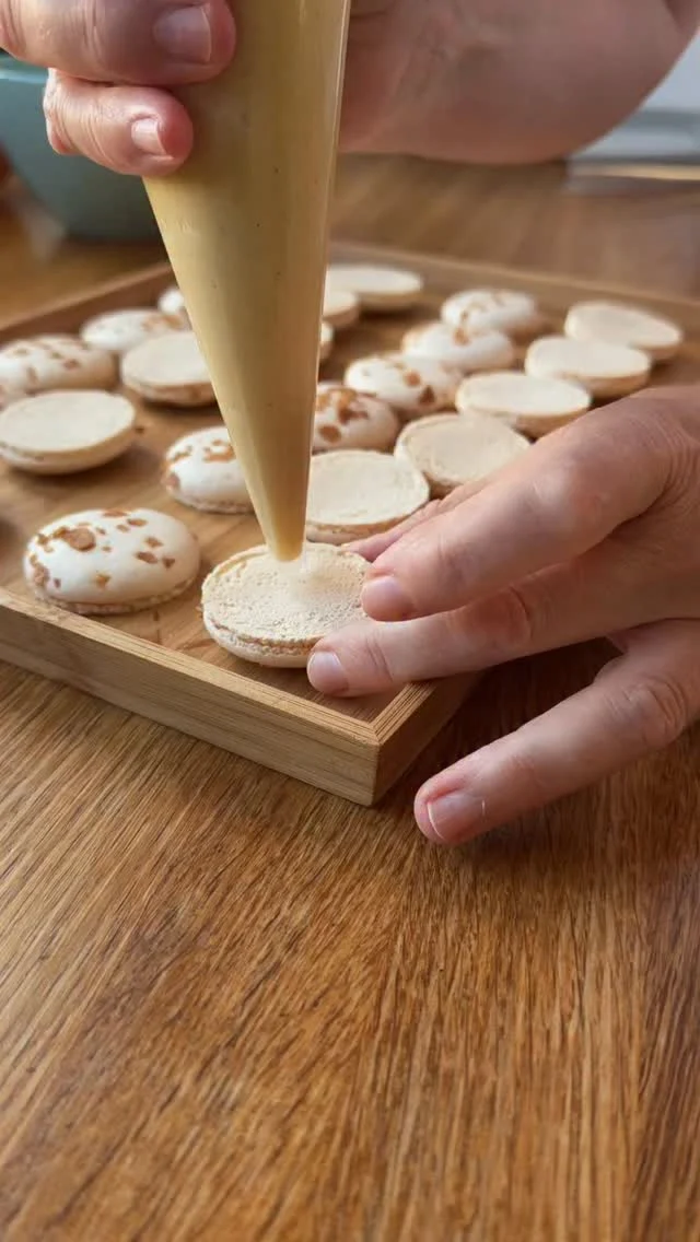 Pořád je MILUJU 🤎 i po těch letech. Tyhle jsou s vaječným koňakem, recept najdete na mém blogu #vikendovepeceni 🤎 

Vše o makronkách najdete i tady na profilu ve starších příspěvcích a výběrech 🤎 

#blogvikendovepeceni #receptnablogu #makronky #milujumakronky
